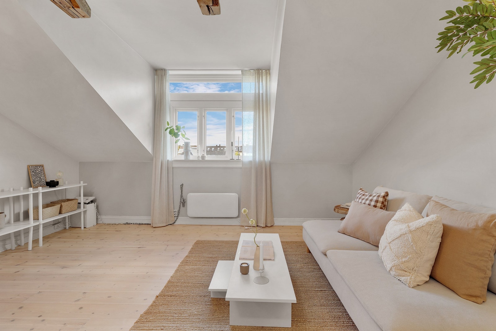 Tiltalende stue i fine fargekombinasjoner med originale bærebjelker og godt lysinnslipp via store vindusflater. Galleribilde