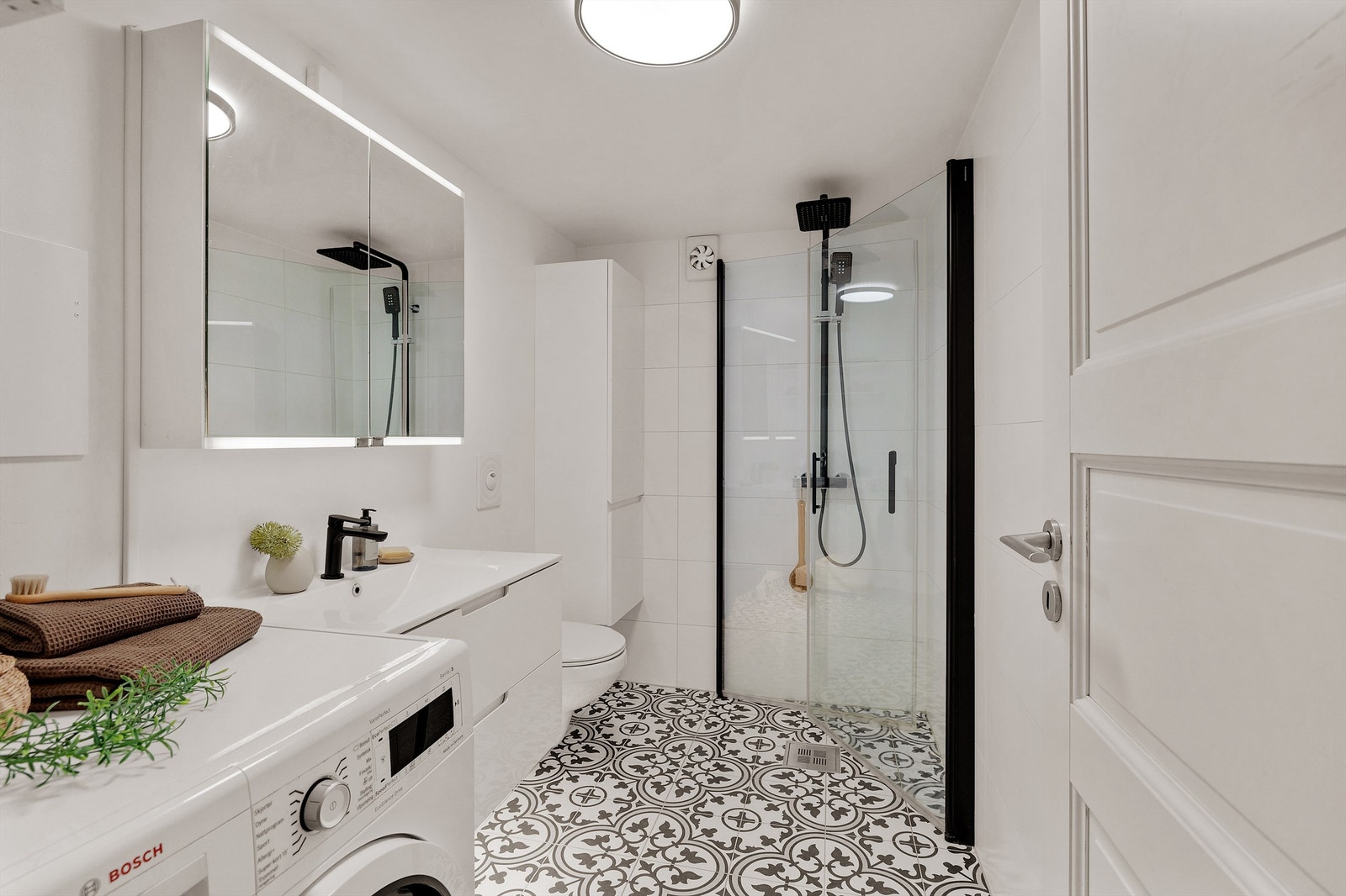 Delikat, flislagt bad med gulvvarme oppgradert i 2018. Galleribilde