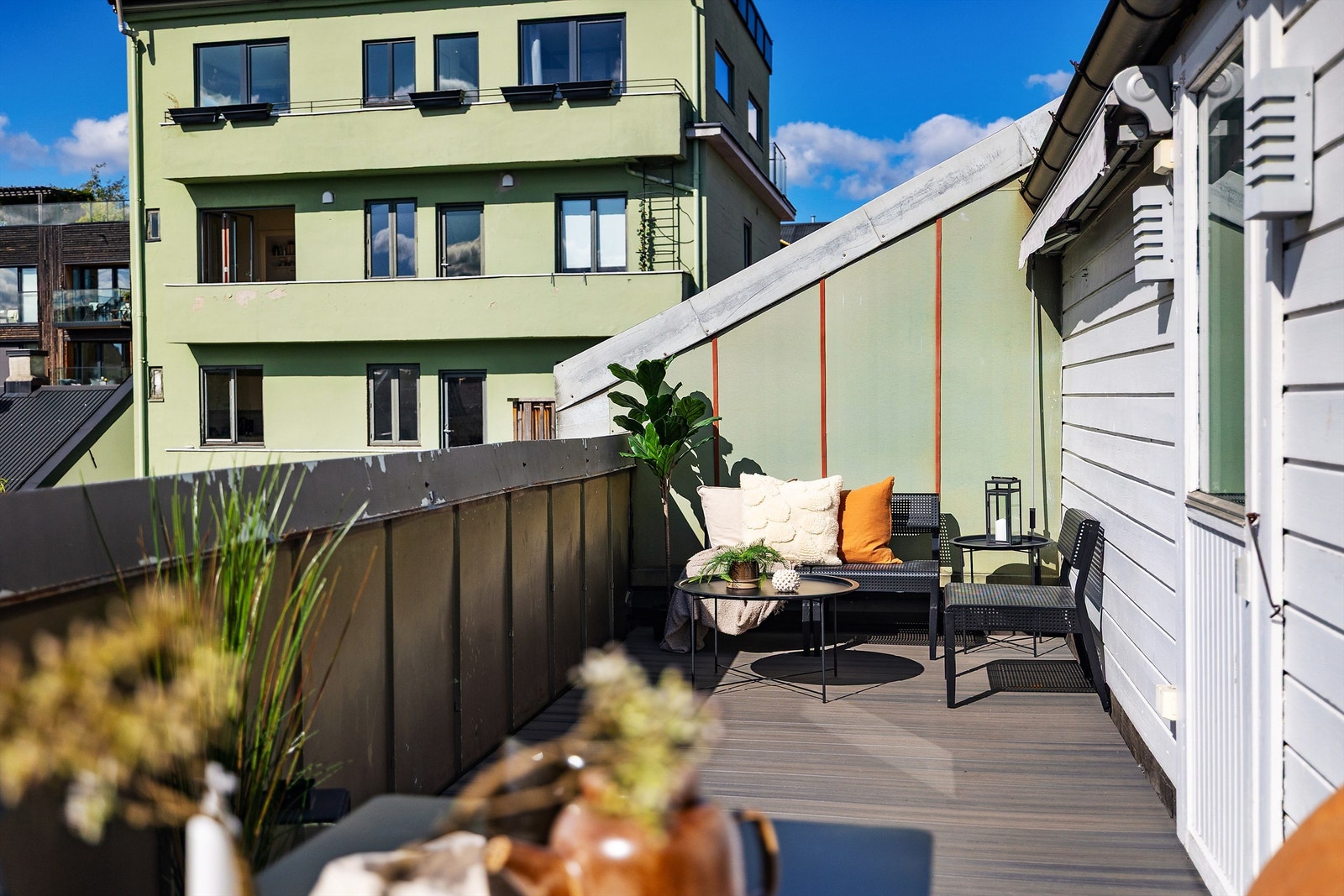 Her har du god plass til utemøblement, planter og grill. Galleribilde