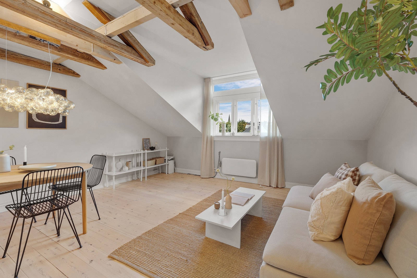 En sjarmerende og sentralt beliggende 3-roms loftsleilighet midt i hjertet av urbane Grünerløkka. Galleribilde