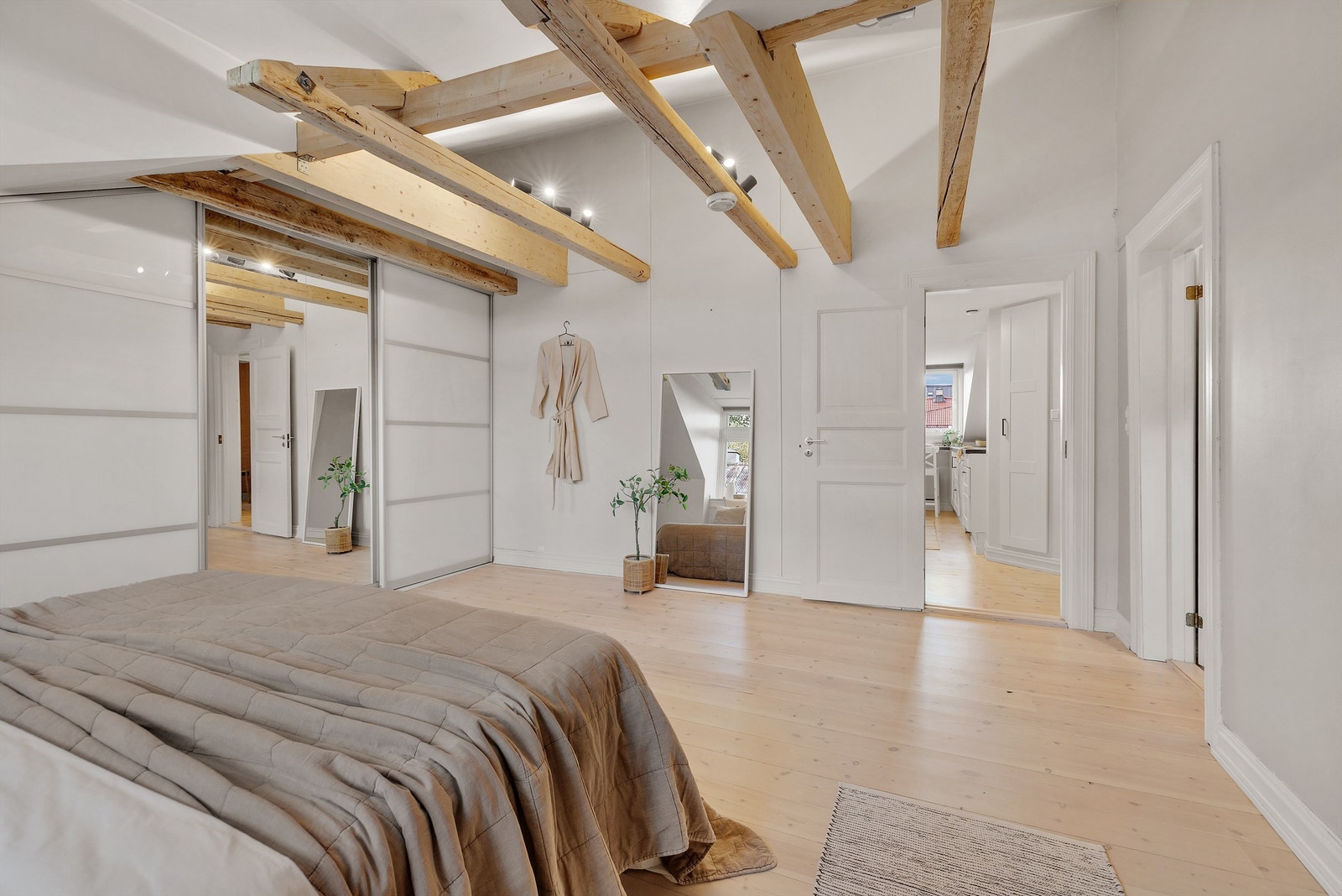 God plass til oppbevaring av klær i stort skyvedørsskap. Galleribilde