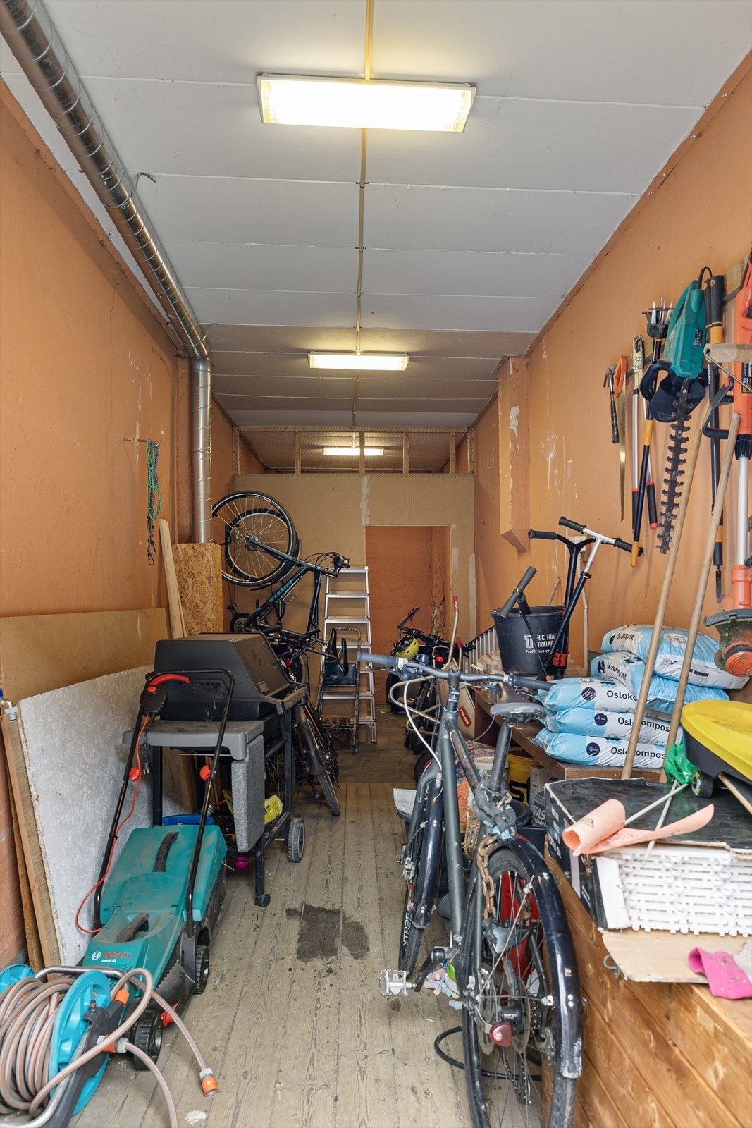 Stor og praktisk fellesbod for oppbevaring av sykler, grill og diverse praktiske redskaper. Galleribilde