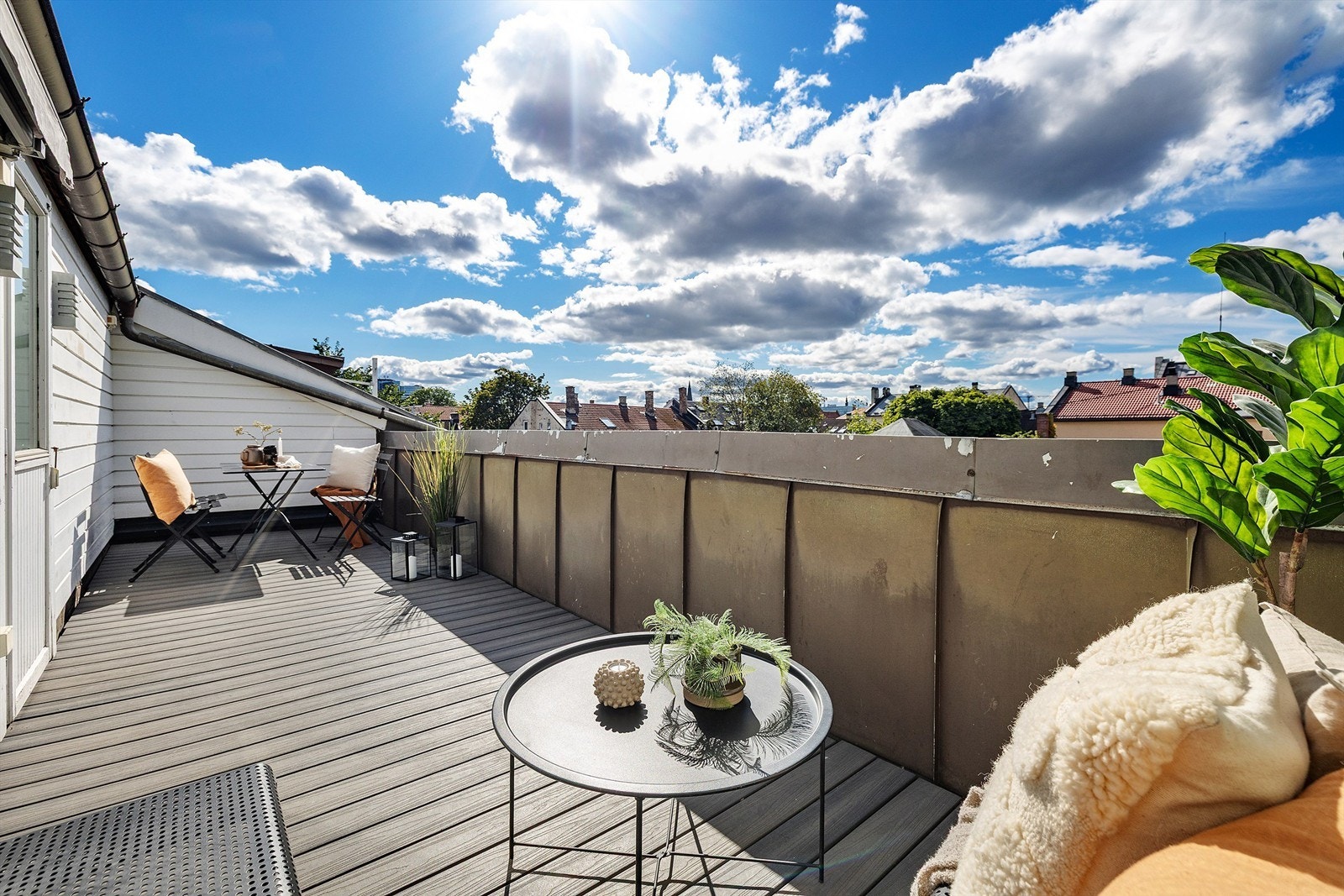 Leiligheten har eksklusiv bruksrett til en stor, solrik vestvendt terrasse med svært gode solforhold. Galleribilde