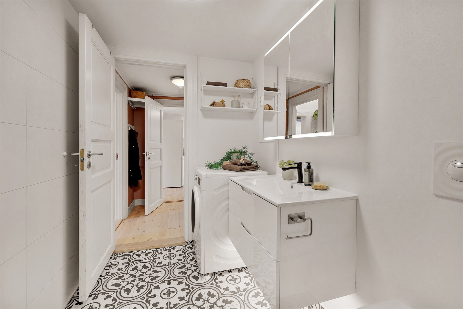 Pen baderomsinnredning og opplegg for vaskemaskin. Galleribilde