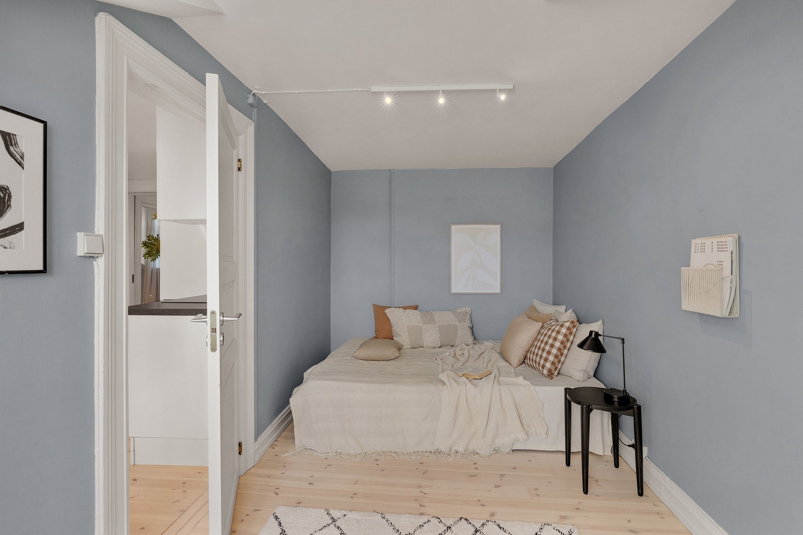 God plass til dobbeltseng og nattbord. Galleribilde