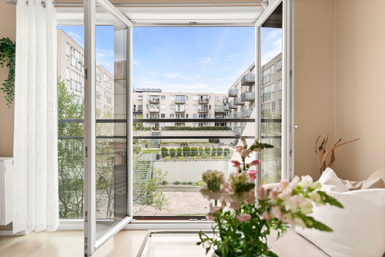 Her bor du høyt og fritt til i 3. etasje med heis, fransk balkong og vender i sin helhet ut mot rolig atriumsgård/bakgård. Galleribilde