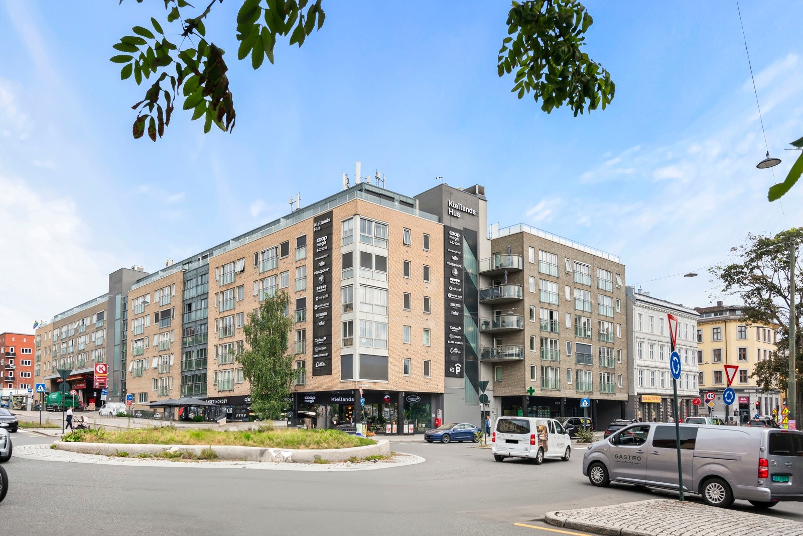 Leiligheten ligger i et meget sentralt og svært ettertraktet område på Alexander Kiellands plass i Oslo, like ved Akerselva. Galleribilde