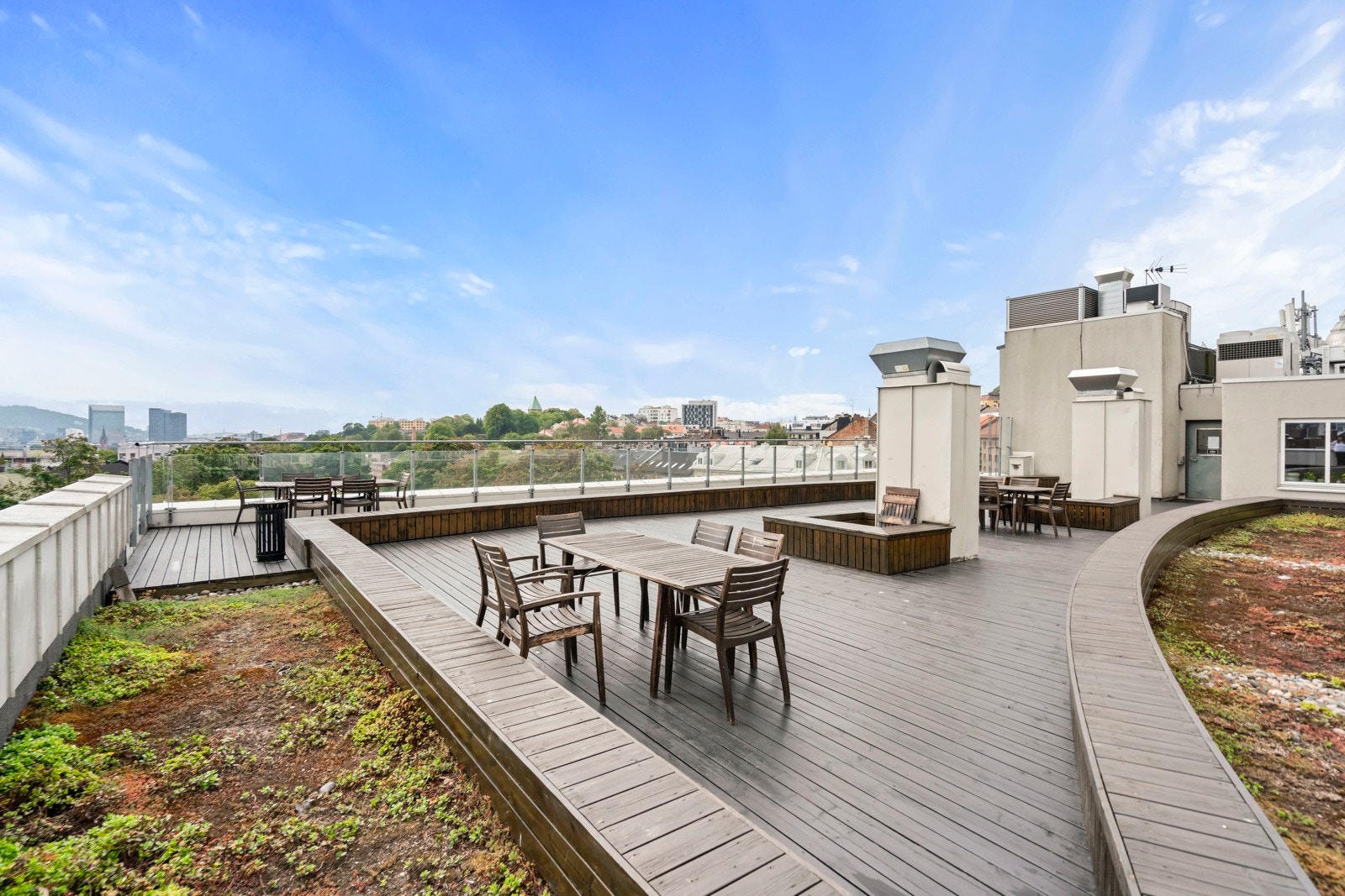 Du har også tilgang til en felles takterassen som er opparbeidet med behagelig tredekke, benker og beplantning. Galleribilde