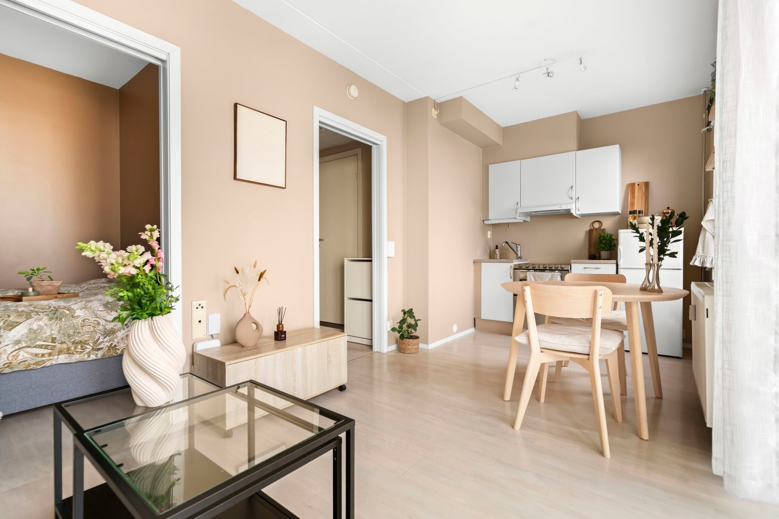 De store vinduene slipper inn rikelig med naturlig lys. Galleribilde