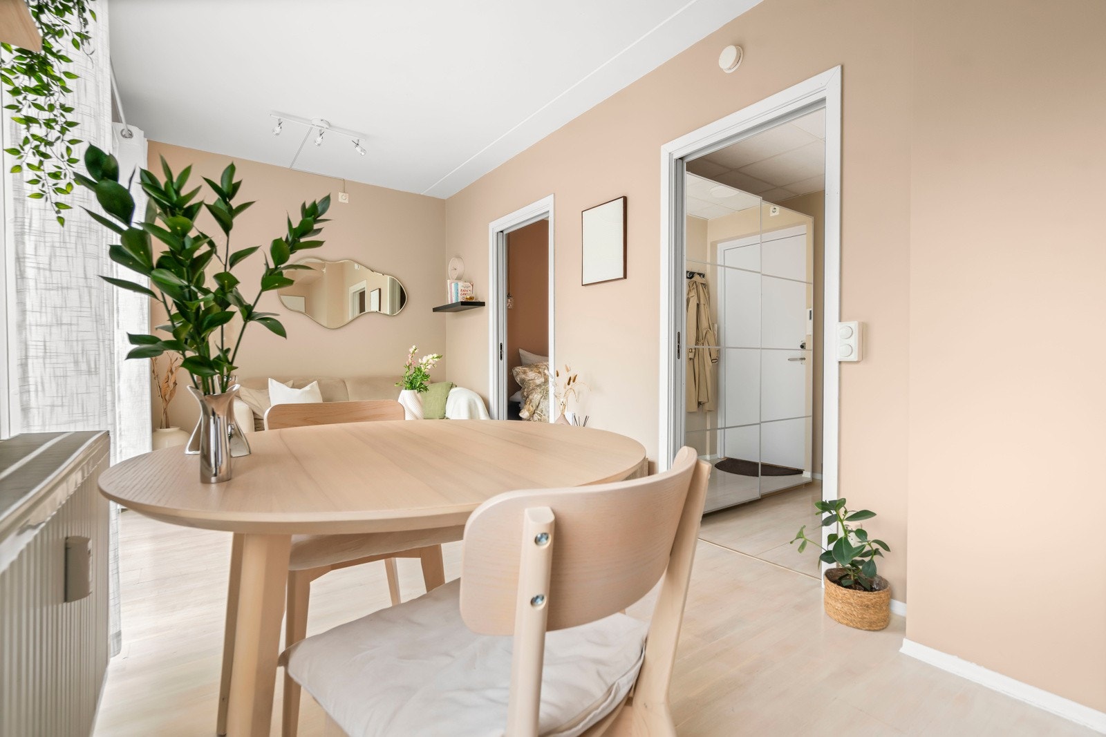 Oppvarming, varmtvann, bredbånd mm. er inkludert i fellesutgiftene. Galleribilde