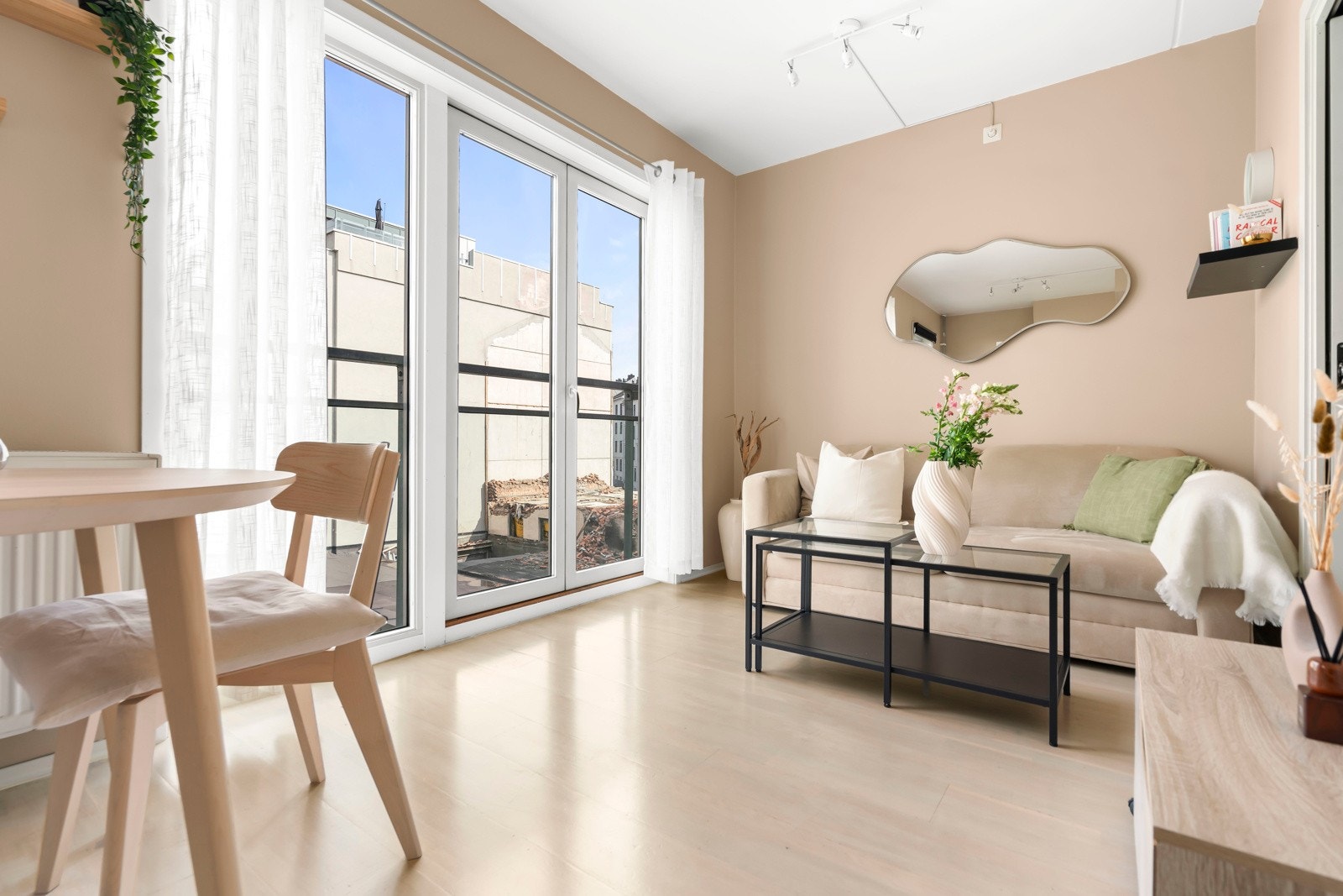 Innvendig er leiligheten lys og luftig med store vindusflater og god planløsning. Bygget er fra 2006 og holder en gjennomgående moderne standard. Galleribilde