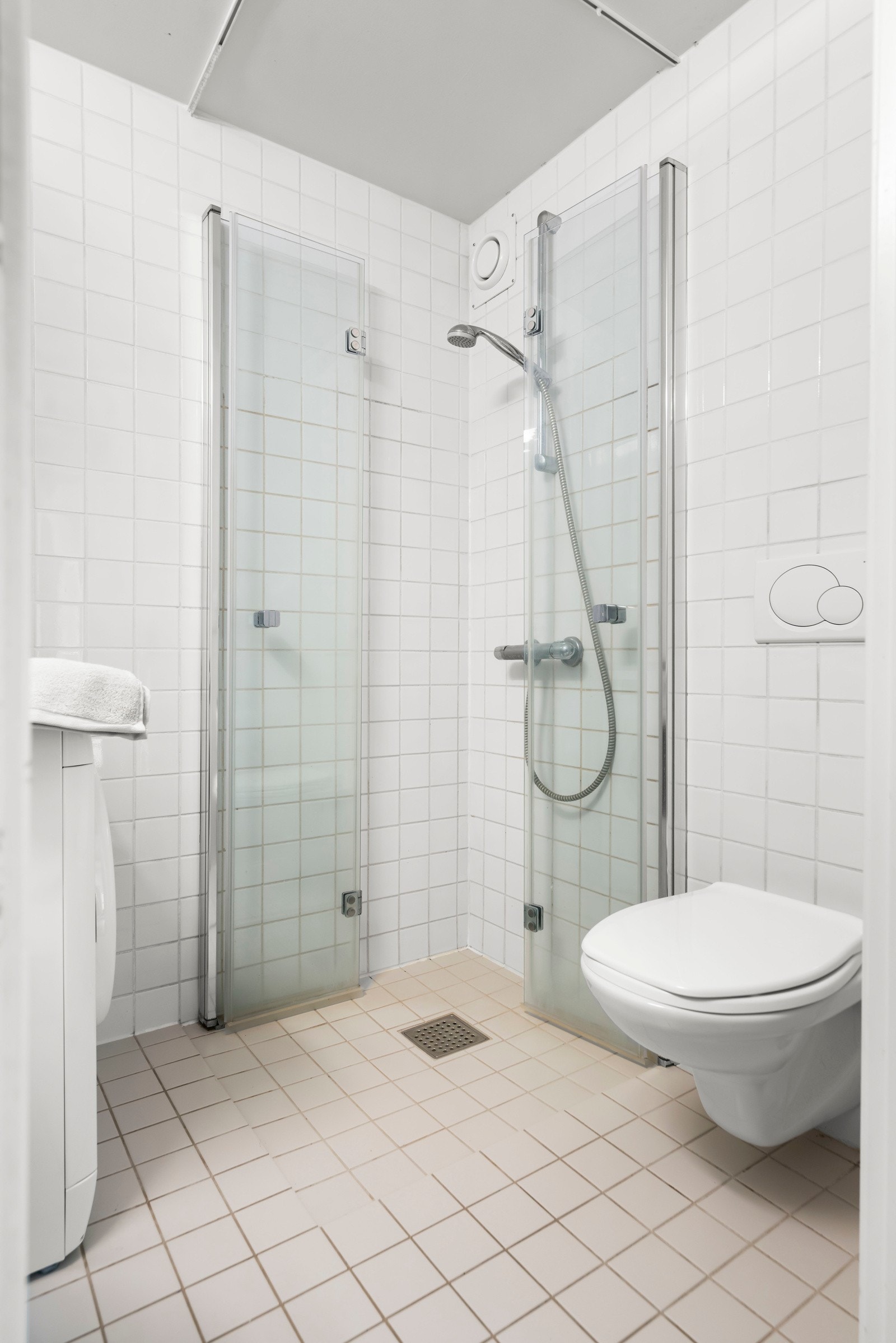 Baderomsinnredningen byr på servantskap med glatte, folierte fronter og heldekkende servant. Galleribilde