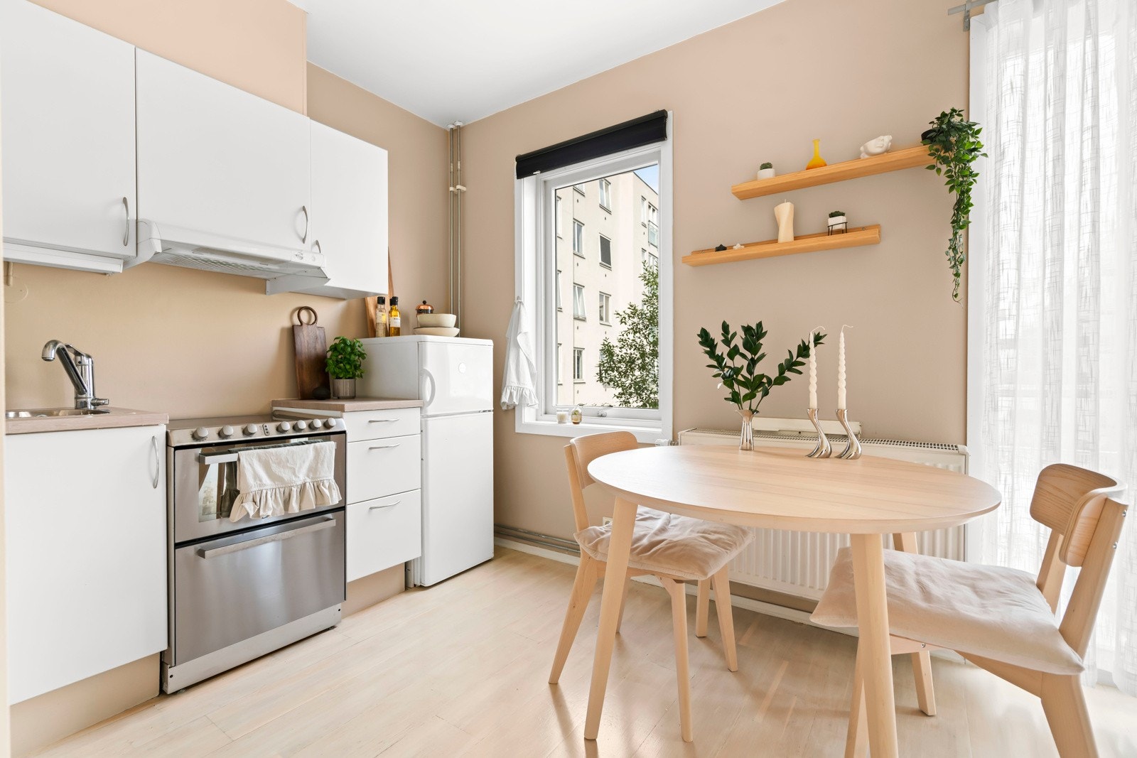 Stuen har en praktisk utforming med plass til både sofakrok og spiseplass, samt videre møblement etter ønske og behov. Galleribilde