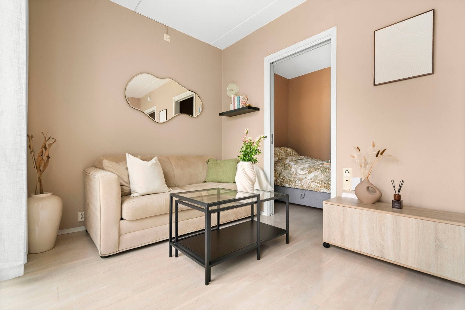 Leiligheten er malt i delikate fargevalg og byr på lekkert tregulv. Galleribilde