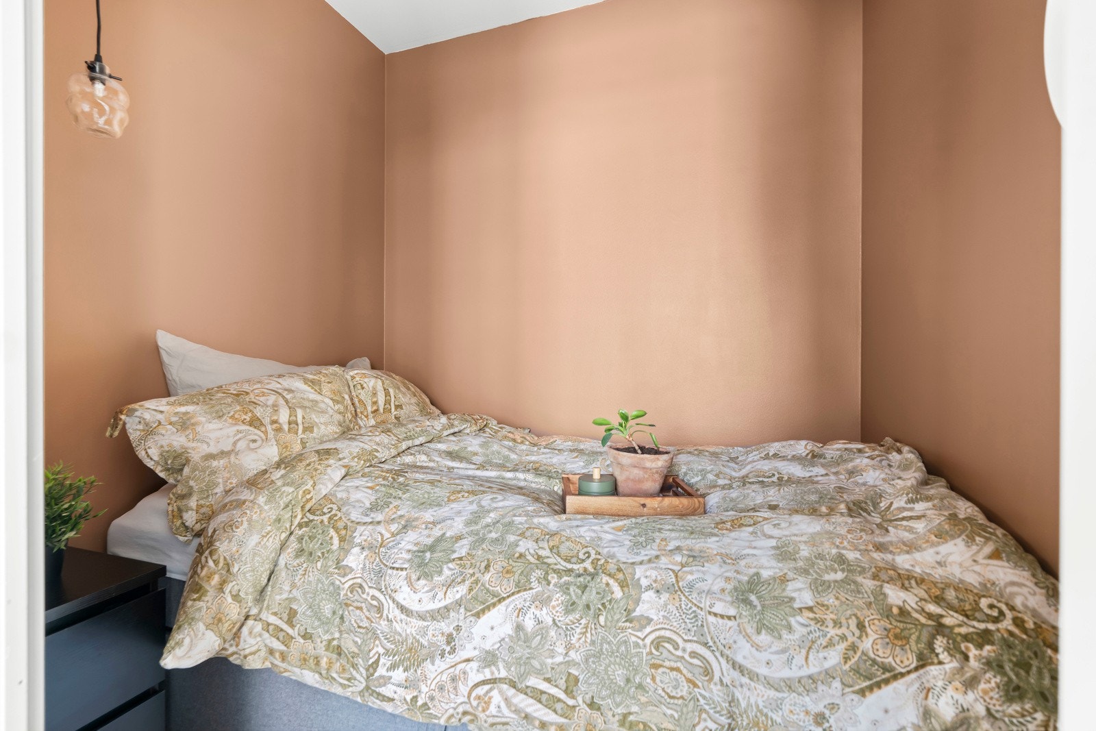 Her er det plass til seng med tilhørende nattbord. Ytterligere oppbevaring kan innredes under seng eller overskap. Galleribilde