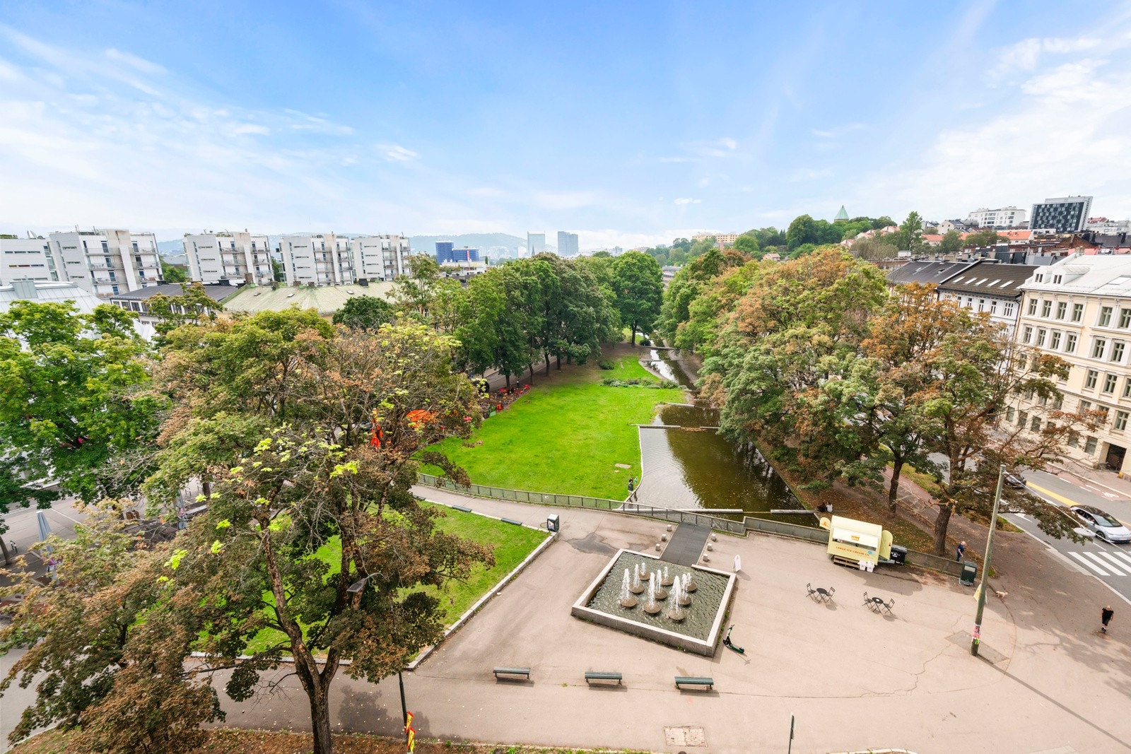 Indre atrium/bakgård er pent opparbeidet i 3 nivåer med bla. gressplen, treplattinger med hagemøbler, blomsterbed og lekestativ for barn. Galleribilde