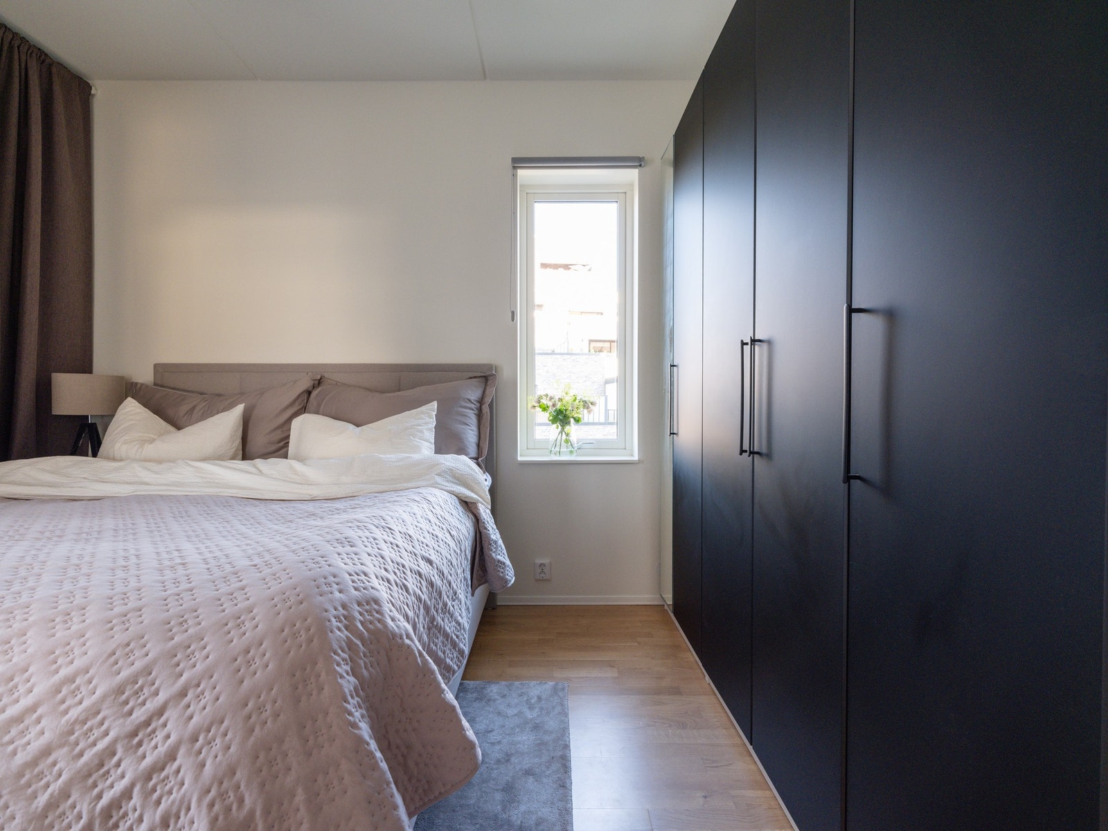 Hovedsoverommet har god plass til dobbeltseng og nattbord. Galleribilde