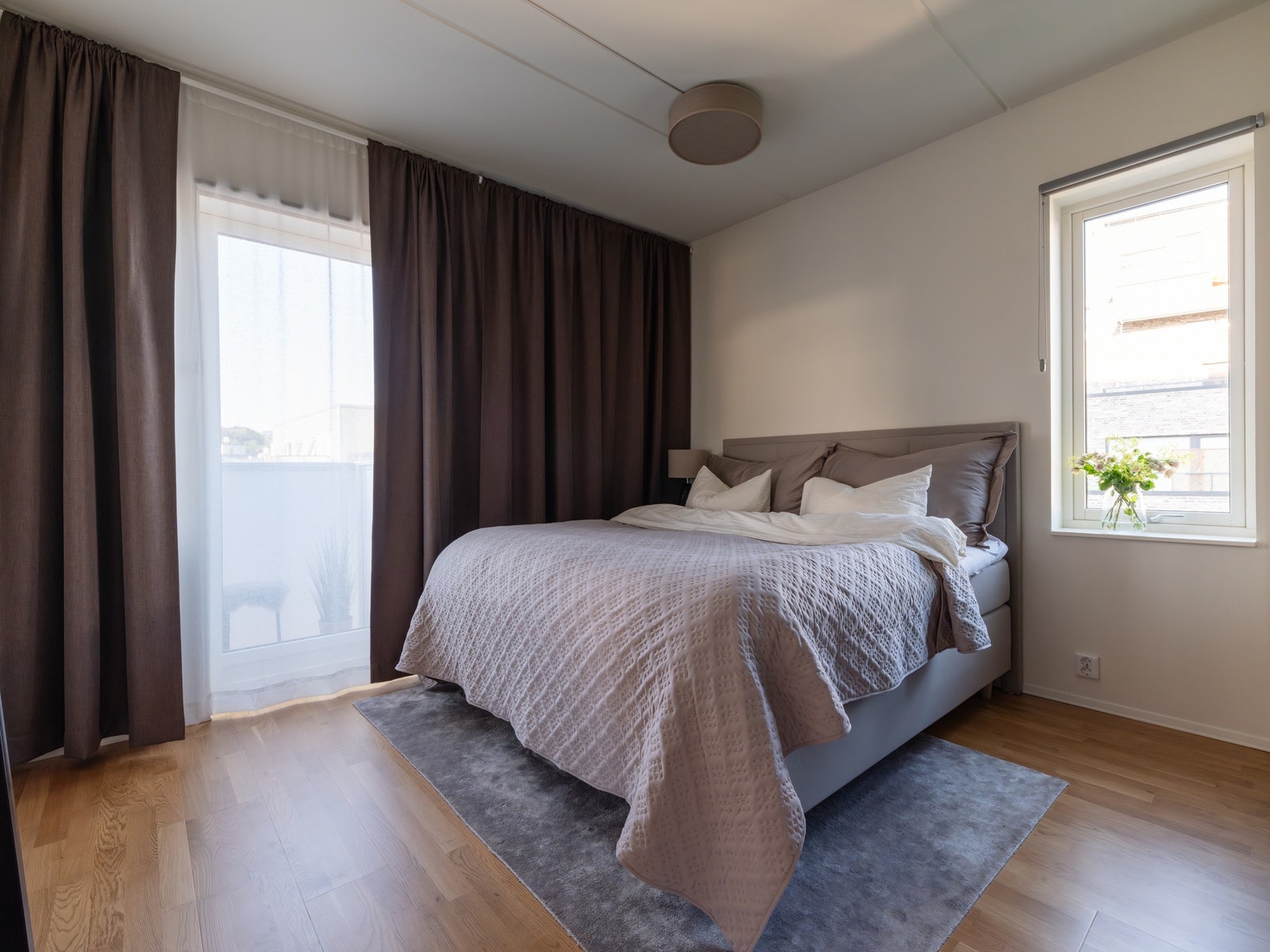 Boligen har i alt tre soverom hvorav et ligger innenfor stuen, mens de to andre er plassert i andre enden. Galleribilde