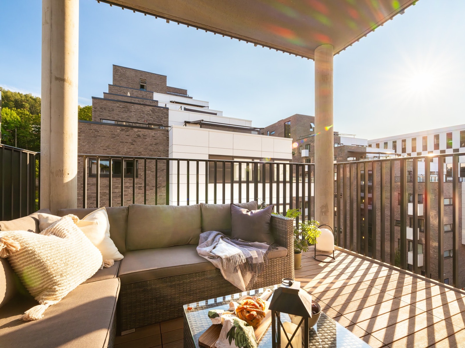 Fra stuen er det tilgang til en herlig balkong på 11 kvm som byr på godt med plass for balkongmøblement og grill. Galleribilde