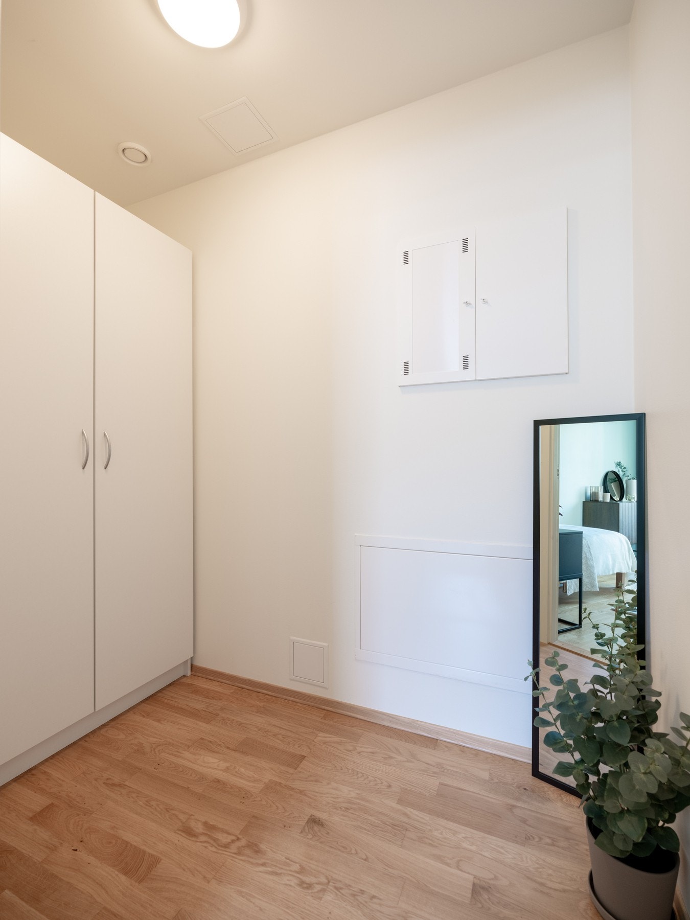 Her får du et praktisk omkledningsrom eller bod for oppbevaring. Galleribilde