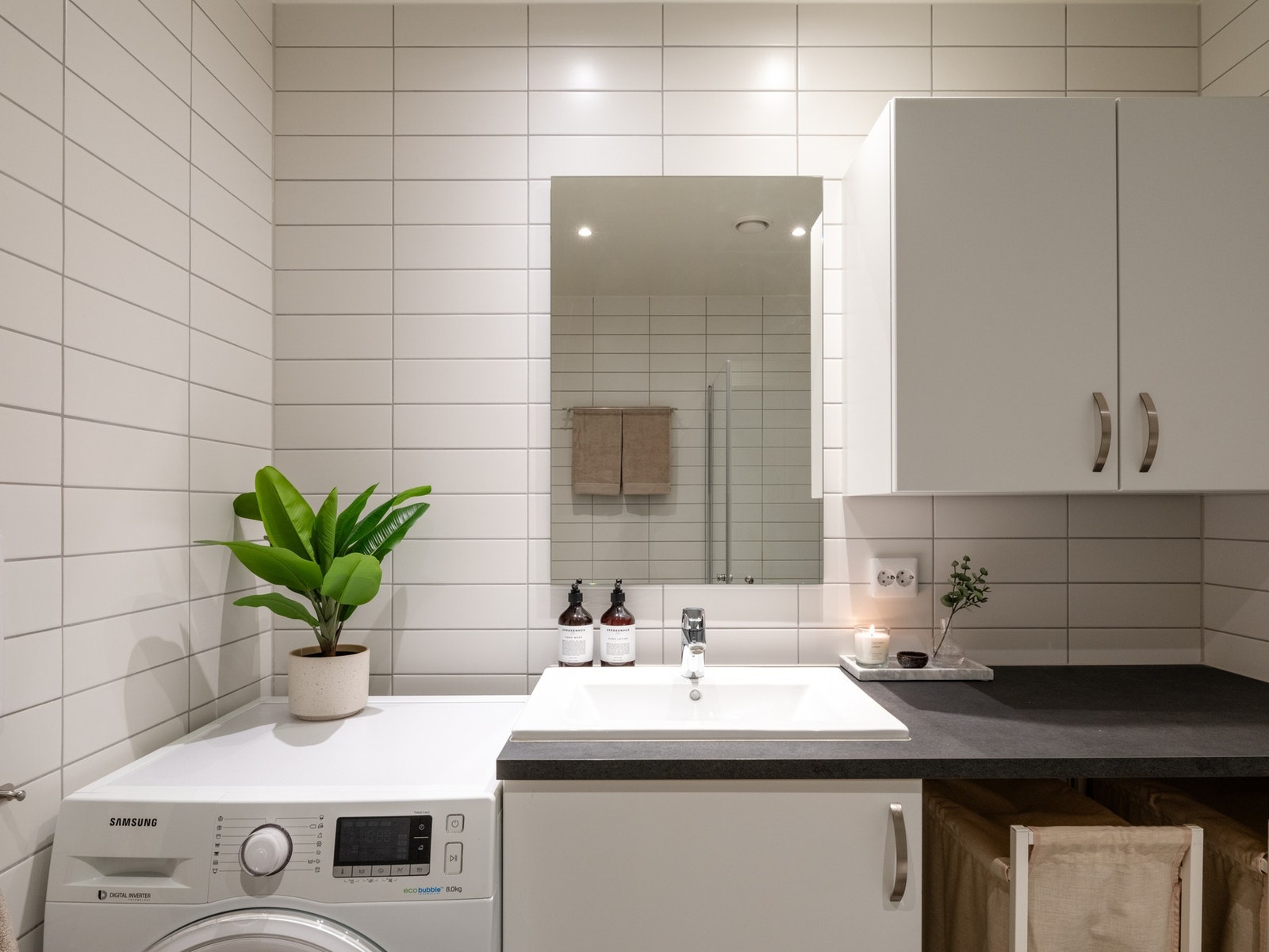 Innredningen består av servant på underskap, overskap og speil. Galleribilde