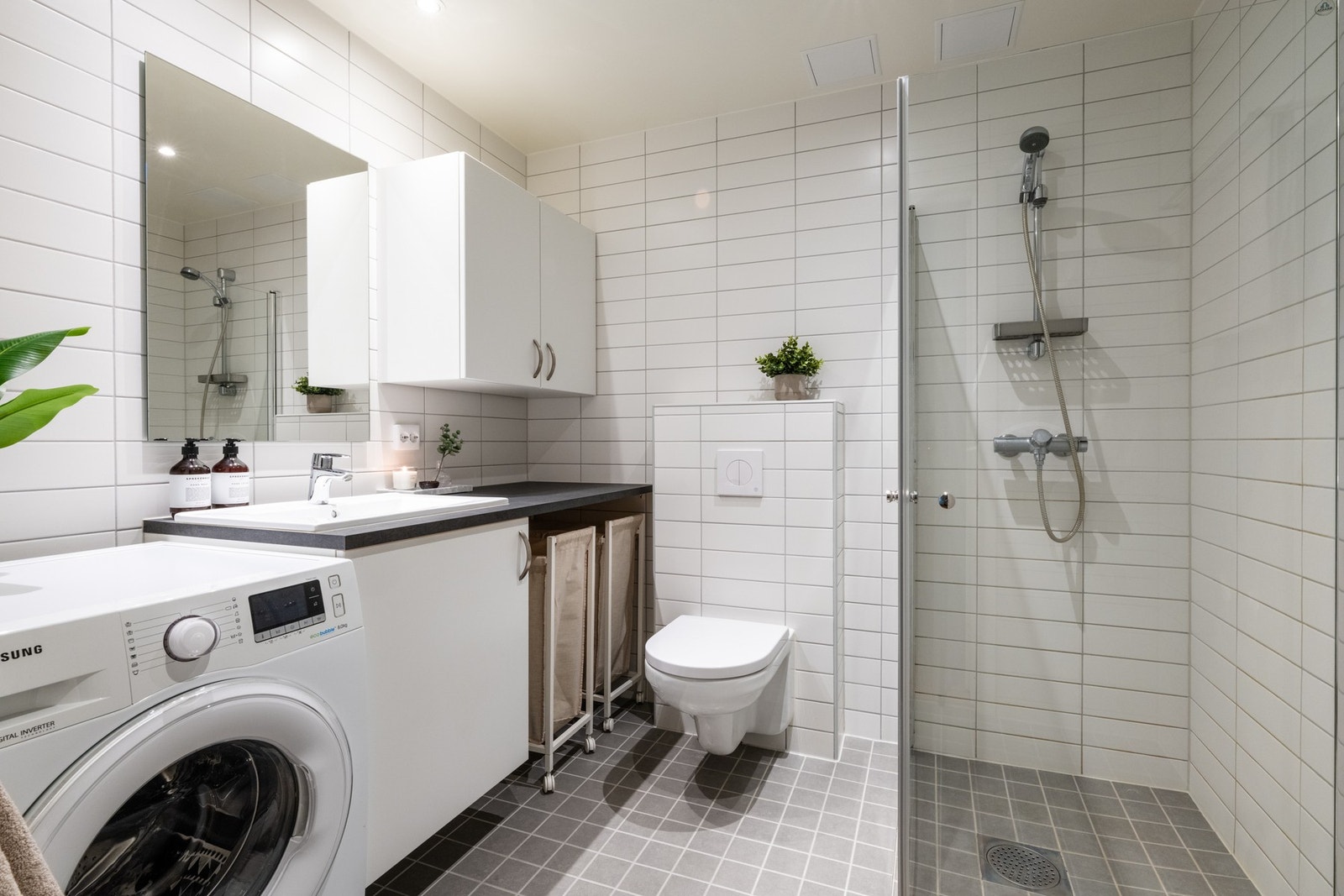 Boligens baderom er flislagt med downlights i himling og varme i gulv. Det er opplegg for vaskemaskin. Galleribilde