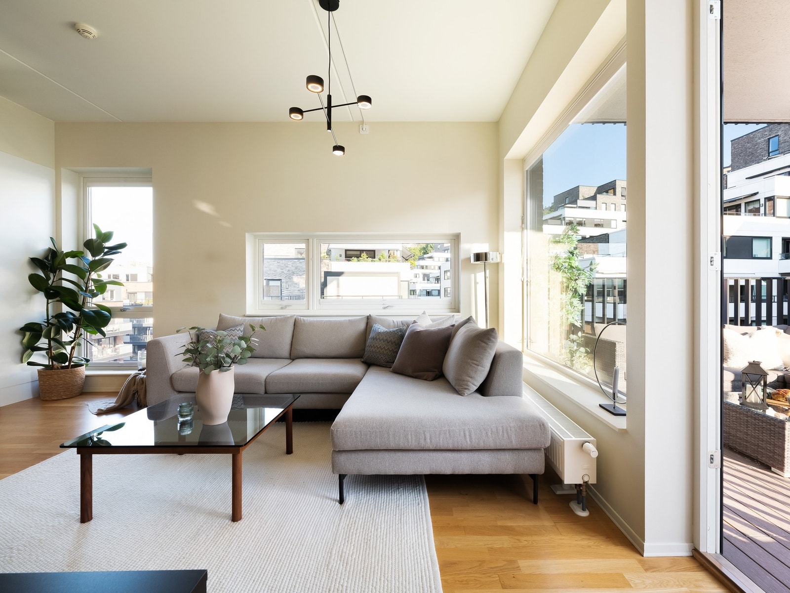 Dette er en lys, moderne 4-roms endeleilighet fra 2018 med flott beliggenhet i Kværnerbyen. Galleribilde