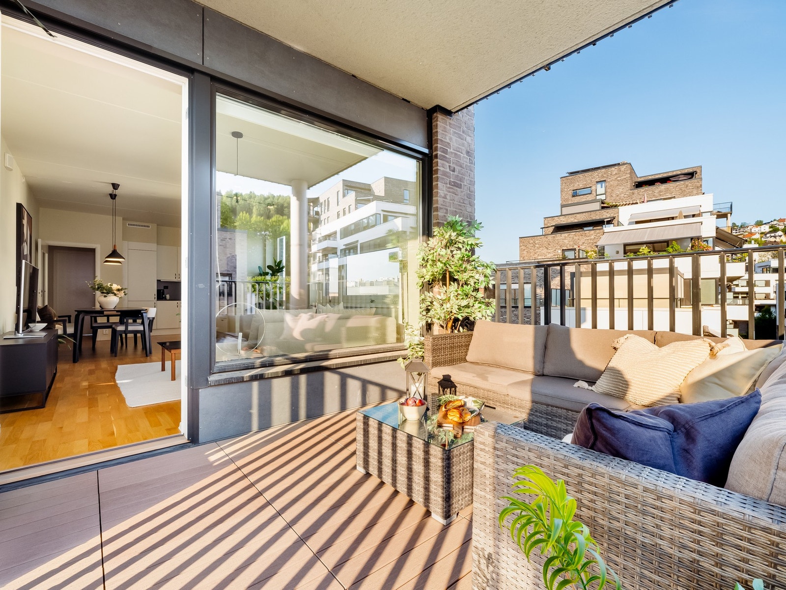 Balkongen er sydvestvendt og gir med det svært gode solforhold på sommerstid med sol hele dagen og ut mot ettermiddagen. Galleribilde