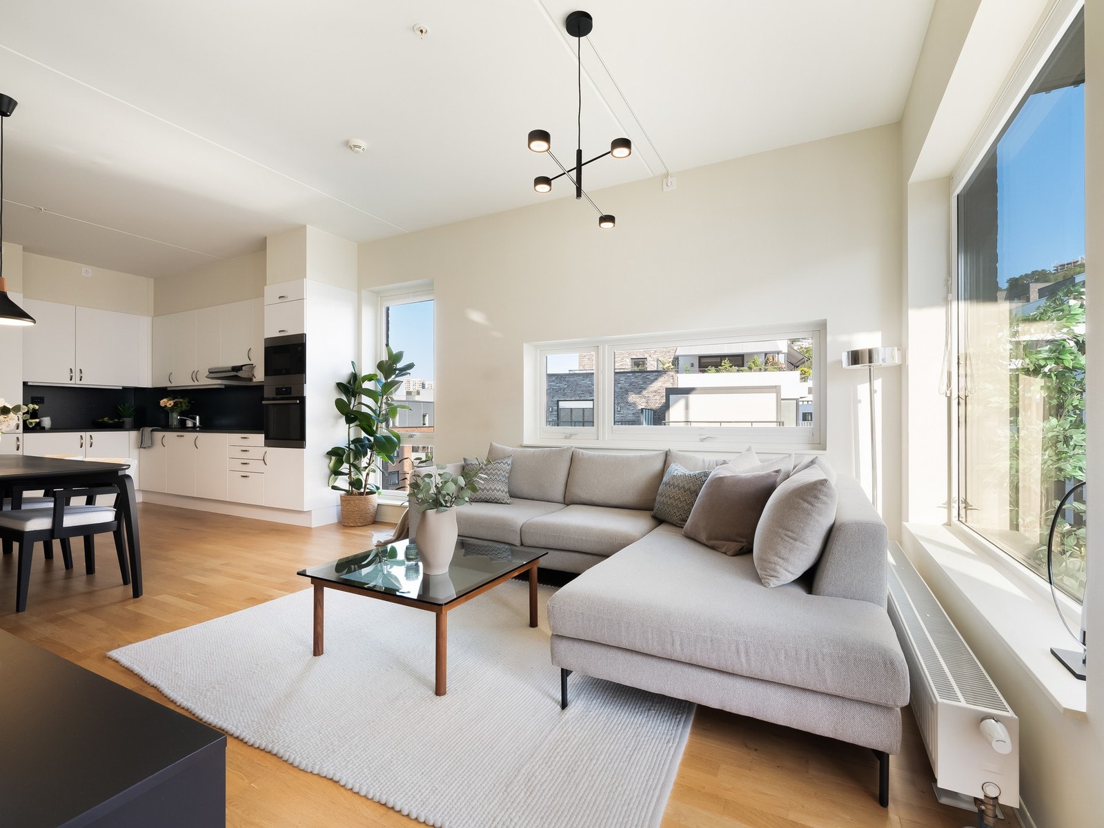 Oppholdsrommet har en åpen stue- og kjøkkenløsning, noe som gir et sosialt allrom. Galleribilde