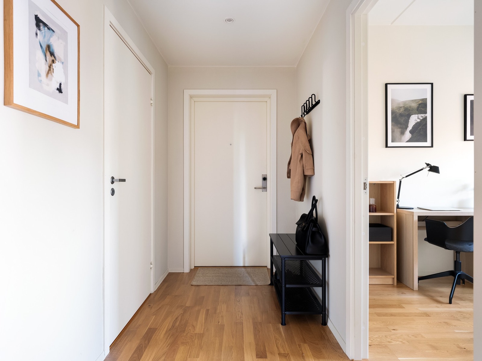 Entréen gir et fint førsteinntrykk av boligen. Galleribilde