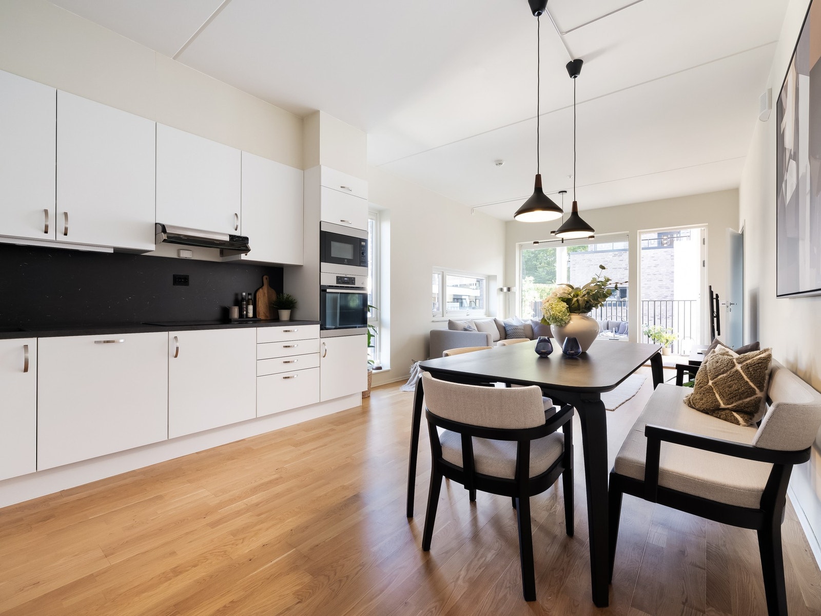 Overflatene er malt i lyse fargevalg og det er parkett på gulv. Galleribilde