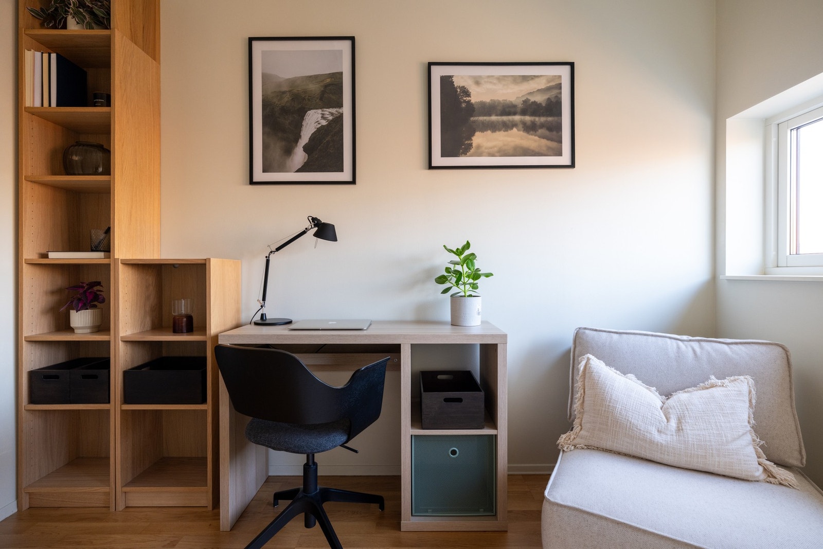 Har du hjemmekontor, er student eller har skolebarn? Her er det fint å plassere skrivepulten. Galleribilde