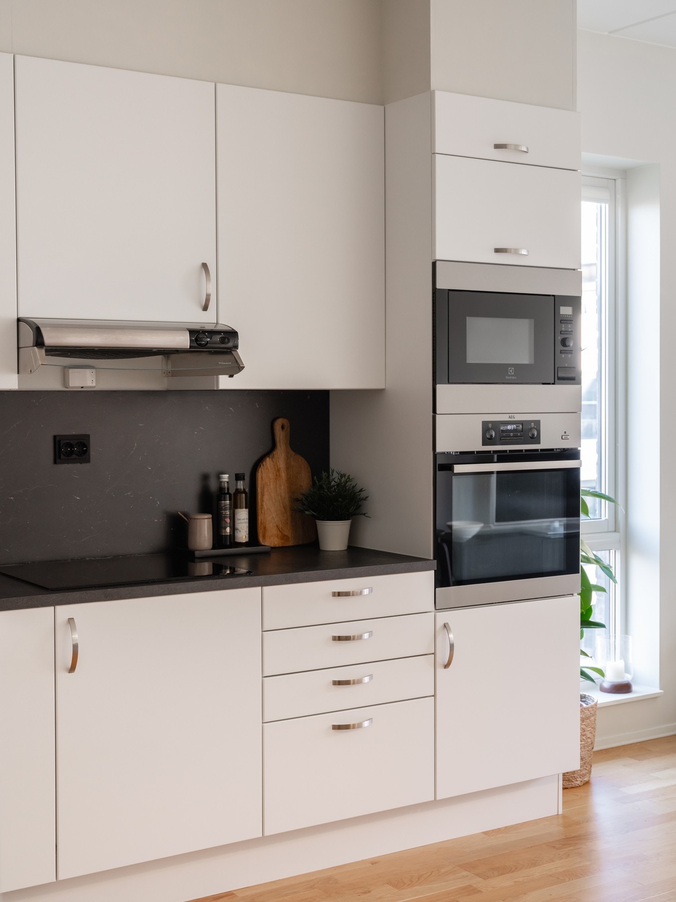 Overskapsbelysning og stikkontakter under skap, i tillegg til laminatplate som setter et fint preg på kjøkkenet. Galleribilde