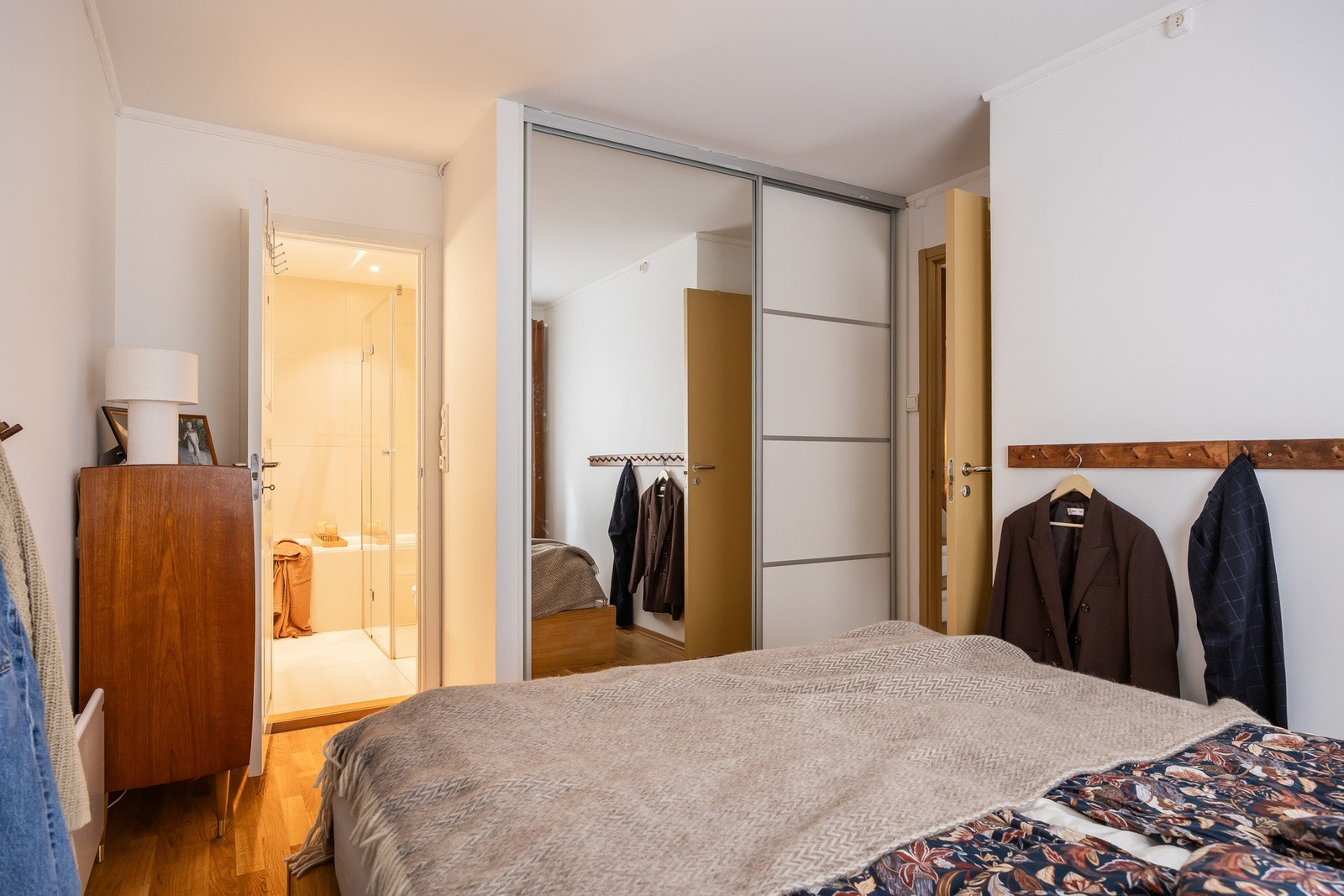 Stort soverom med egen tilgang til bad. Galleribilde