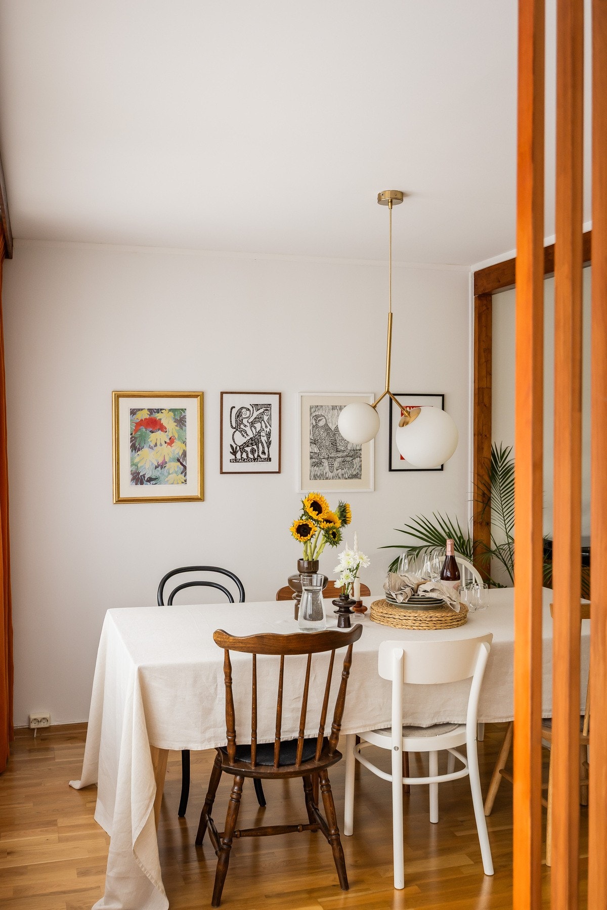 Harmonisk overgang fra entré til stue med god romfølelse. Galleribilde