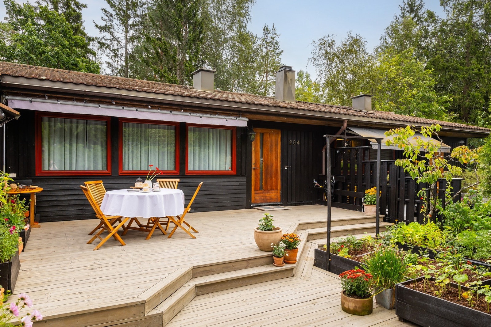 Romslig terrasse med skjermet hjørne for rolige stunder. Galleribilde