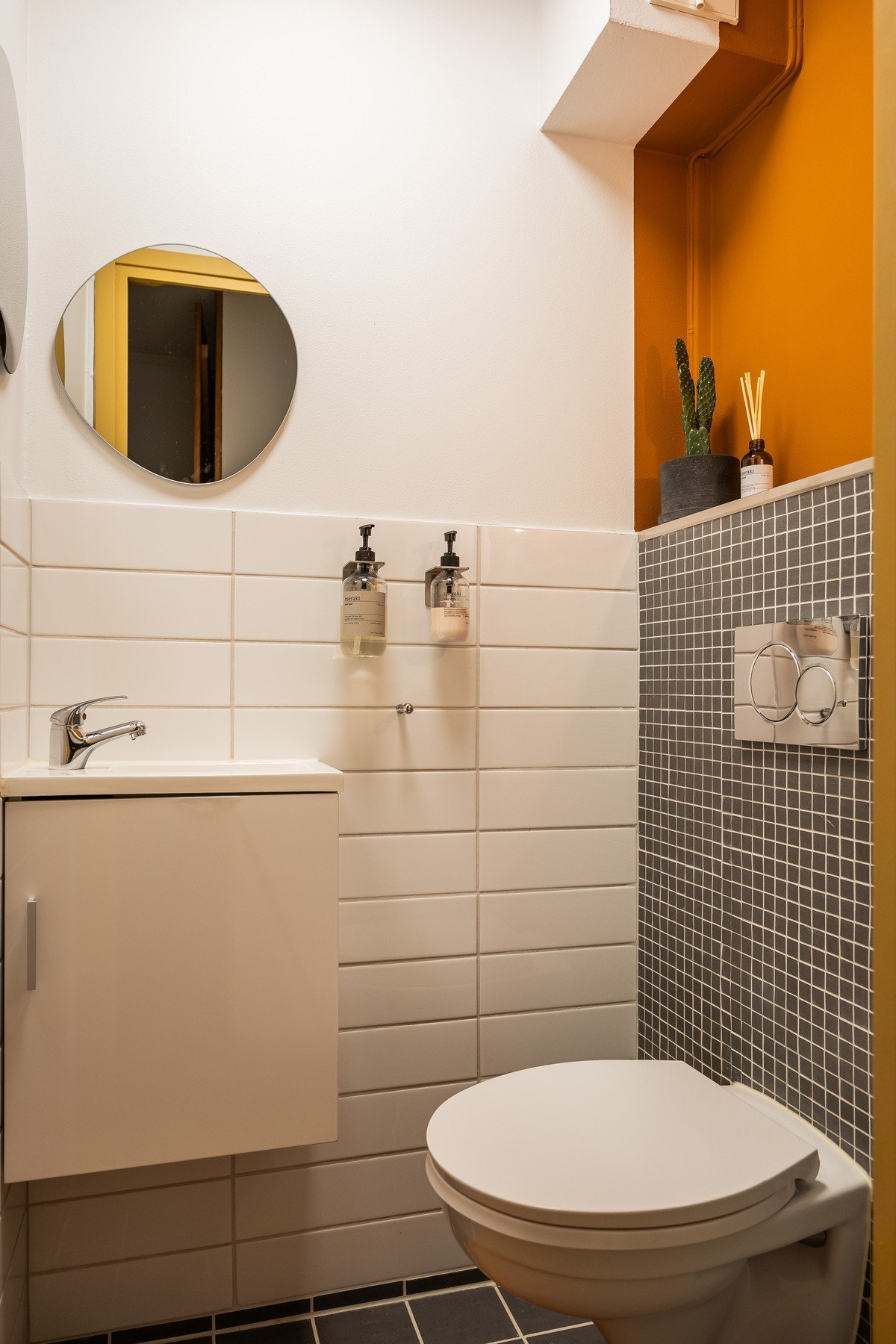 Separat toalett med praktisk plassering og tidløst uttrykk. Galleribilde