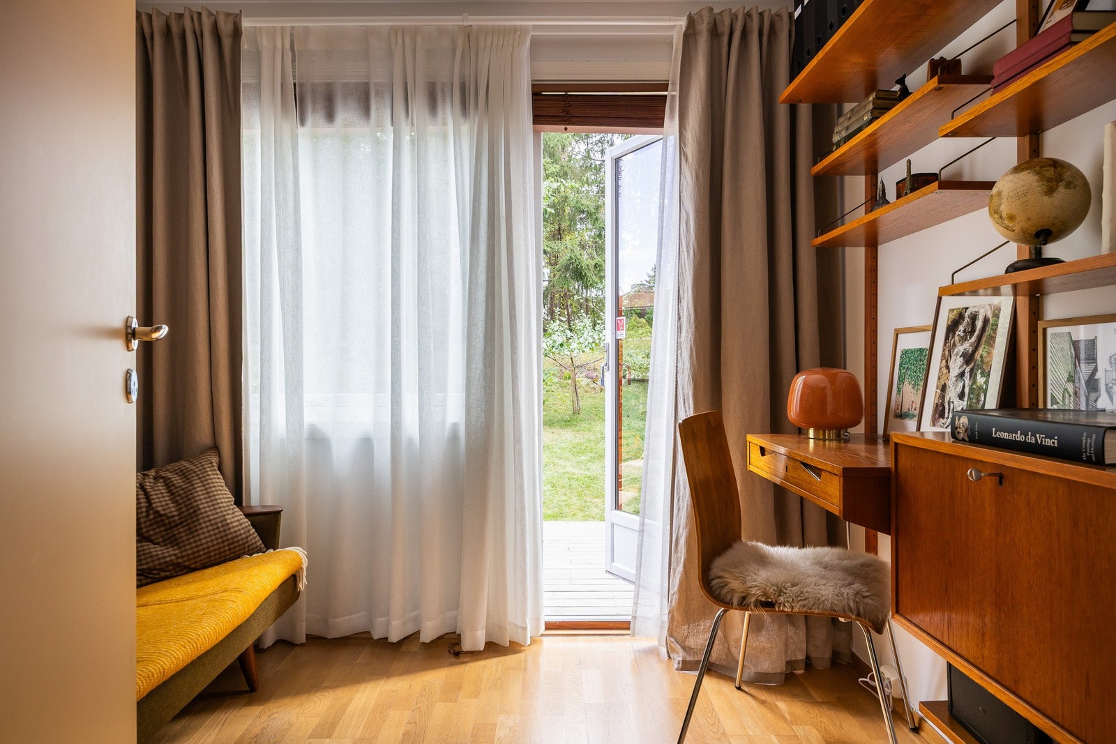 Praktisk rom med god atmosfære og egen utgang til terrassen. Galleribilde