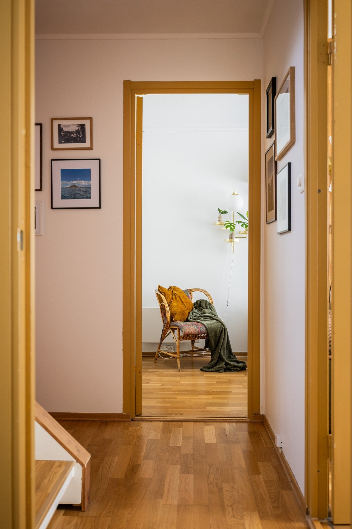 Lys gang inn mot soverommene. Galleribilde