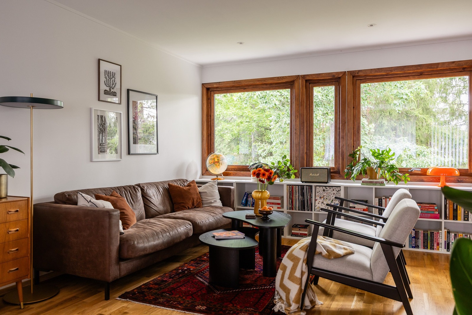 Romslig sosial sone med fleksibel løsning for både hverdag og selskap. Galleribilde