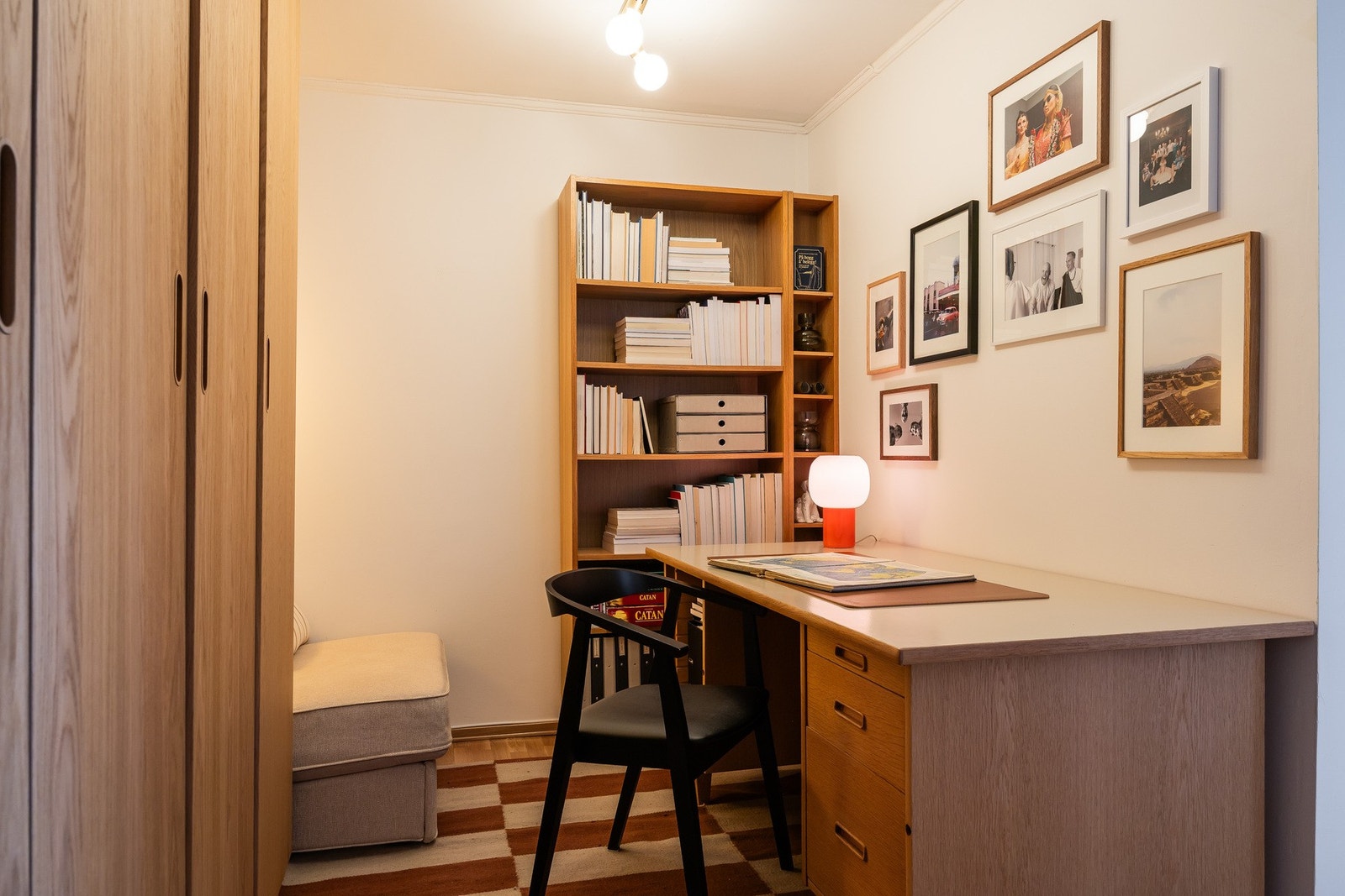 Tilbaketrukkent kontor med plass til både skrivebord og oppbevaring. (Deler av gangen er opprinnelig boder, disse er ikke omsøkt til hovedel). Galleribilde