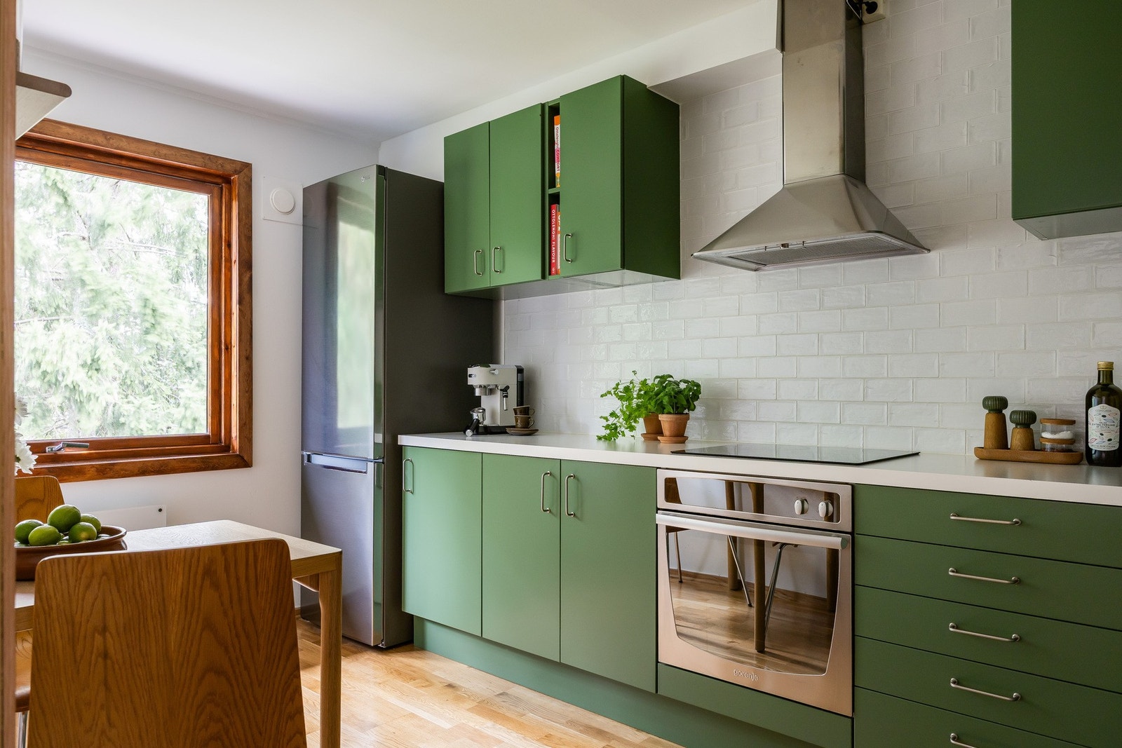 Lys og funksjonell kjøkkenløsning med egen spiseplass. Galleribilde