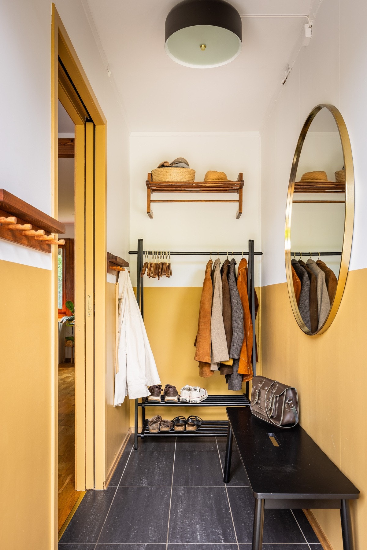 Lys og praktisk entré med fleksibel oppbevaringsmulighet Galleribilde