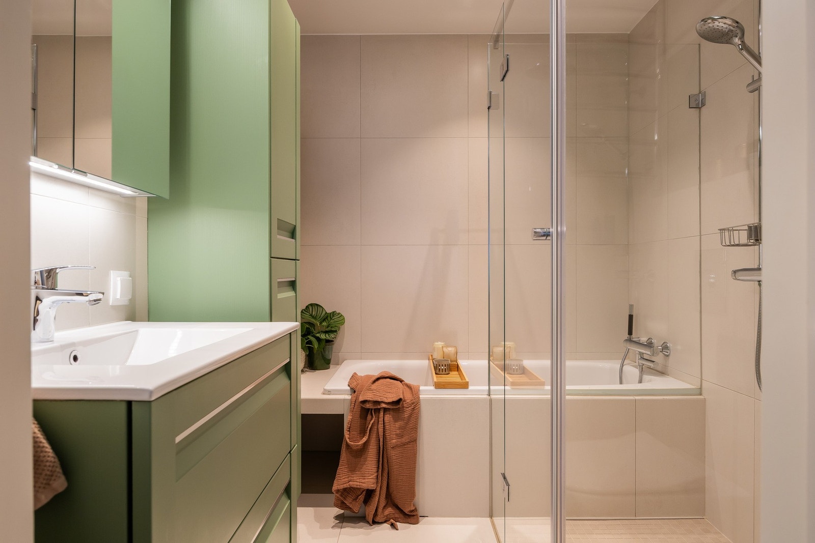 Lyst og nøytralt bad - tilrettelagt for daglig bruk og god organisering. Galleribilde