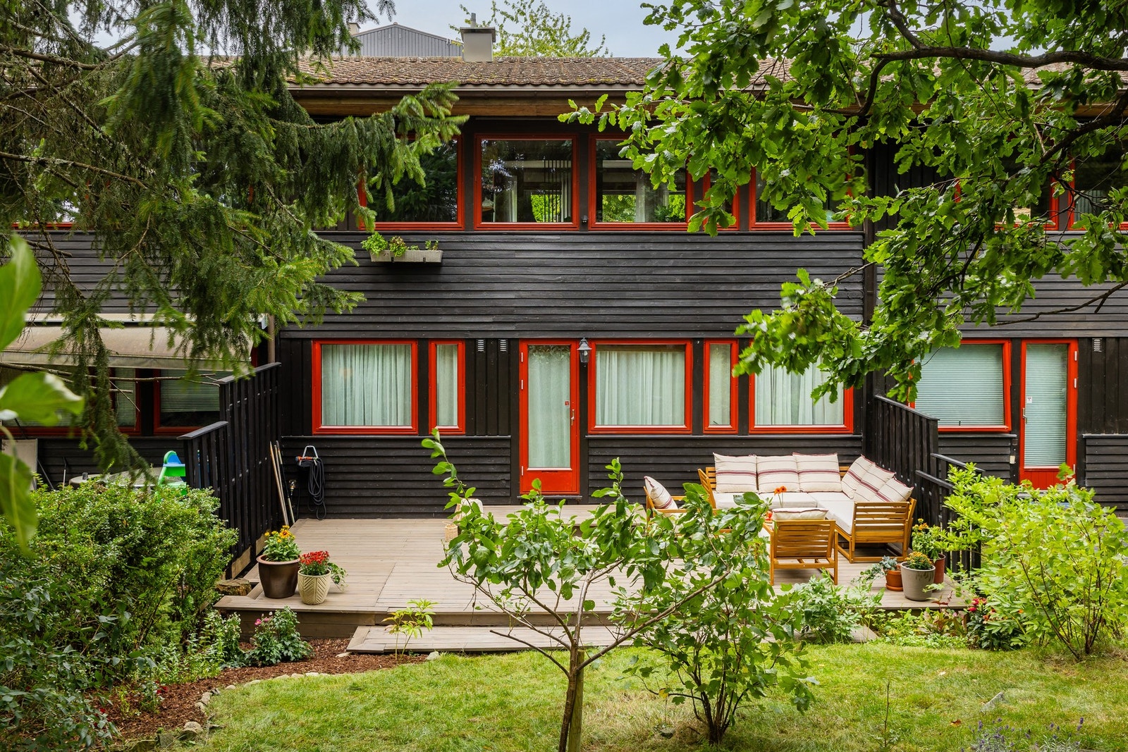 Østvendt markterrasse målt til ca. 27 m². Galleribilde