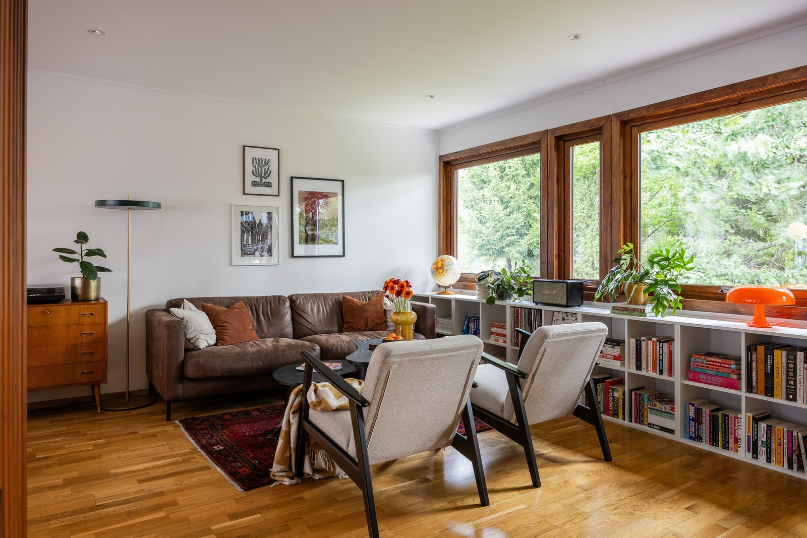 Åpent og innbydende oppholdsrom med fleksibel utforming. Galleribilde