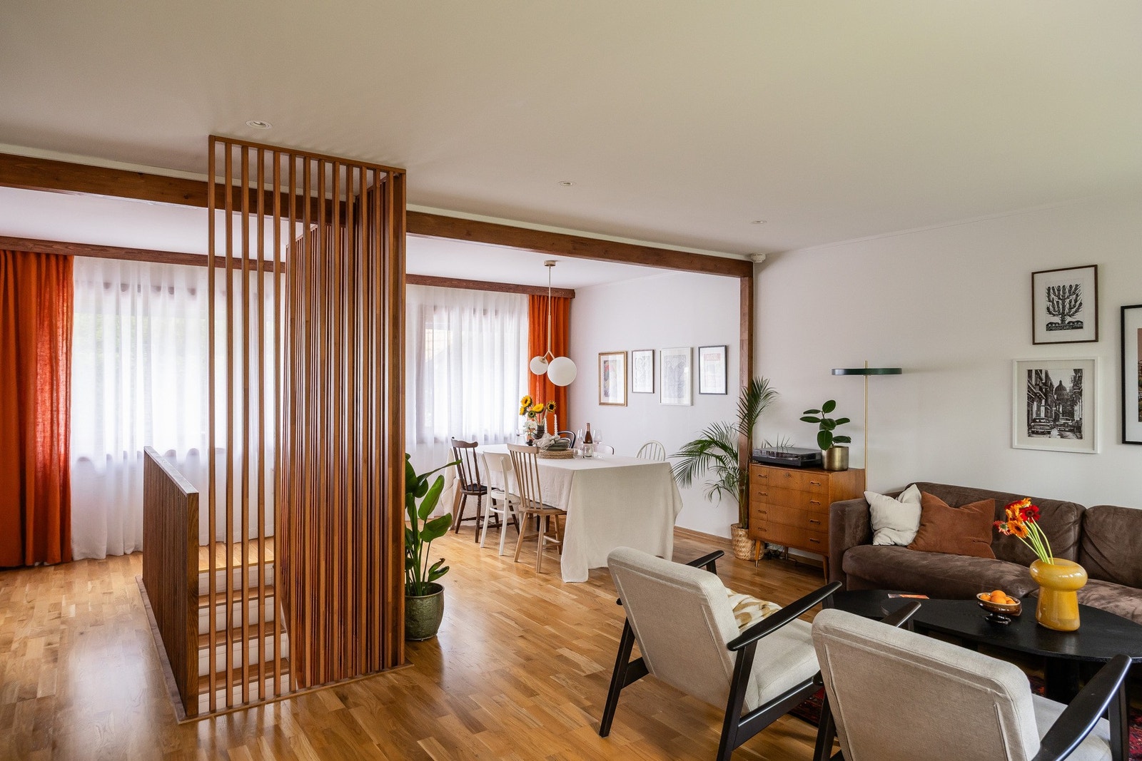 Lys og praktisk stue, perfekt for både sofakrok og spiseplass. Galleribilde