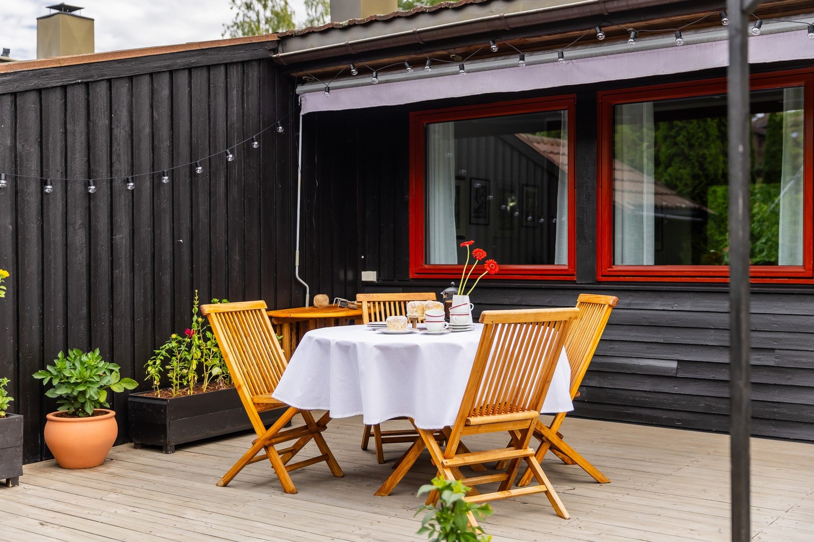 Uteplass som innbyr til både avslapning og måltider. Galleribilde