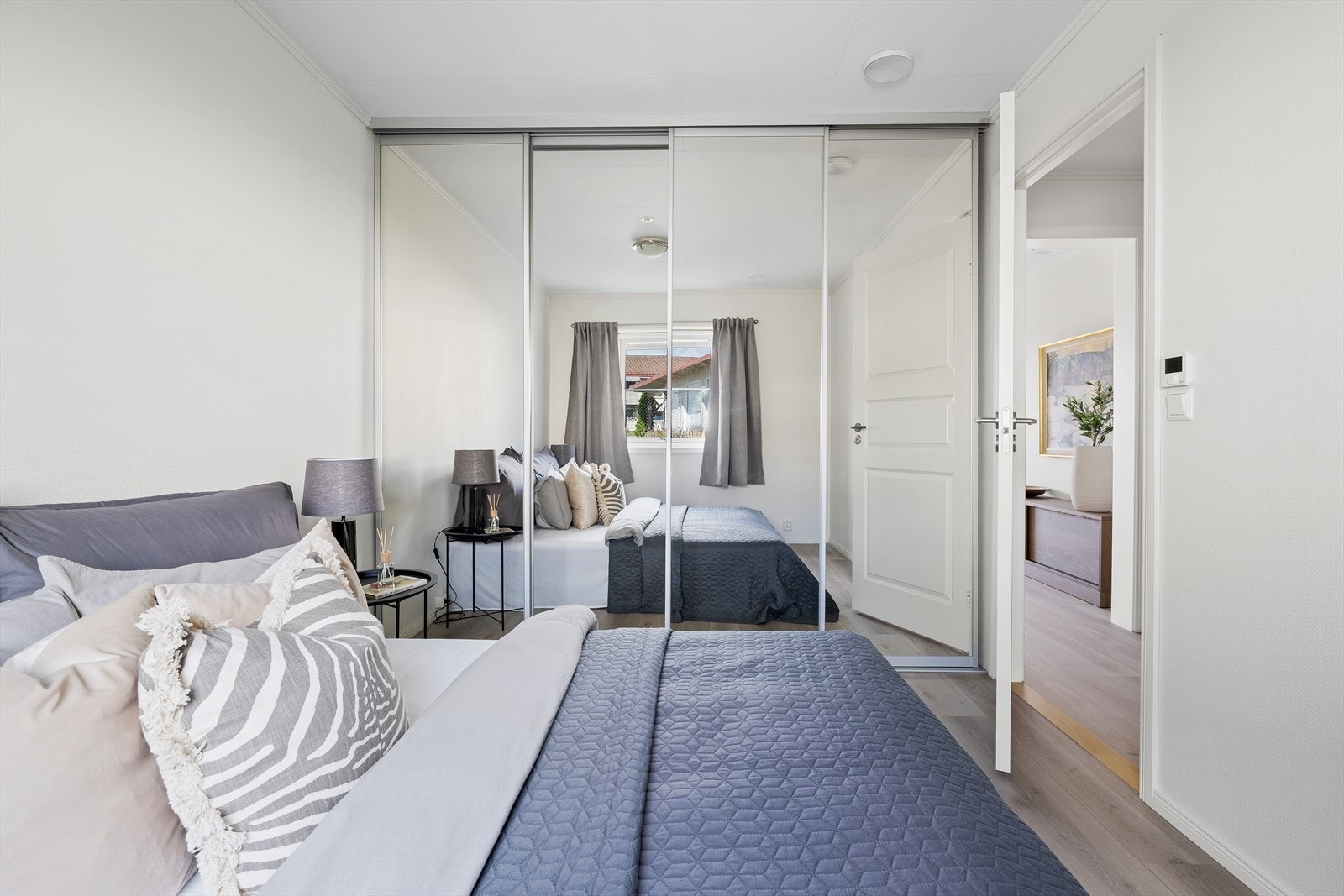 Hovedsoverommet har fint plass til dobbeltseng og er også innredet med en romslig skyvedørsgarderobe. Galleribilde