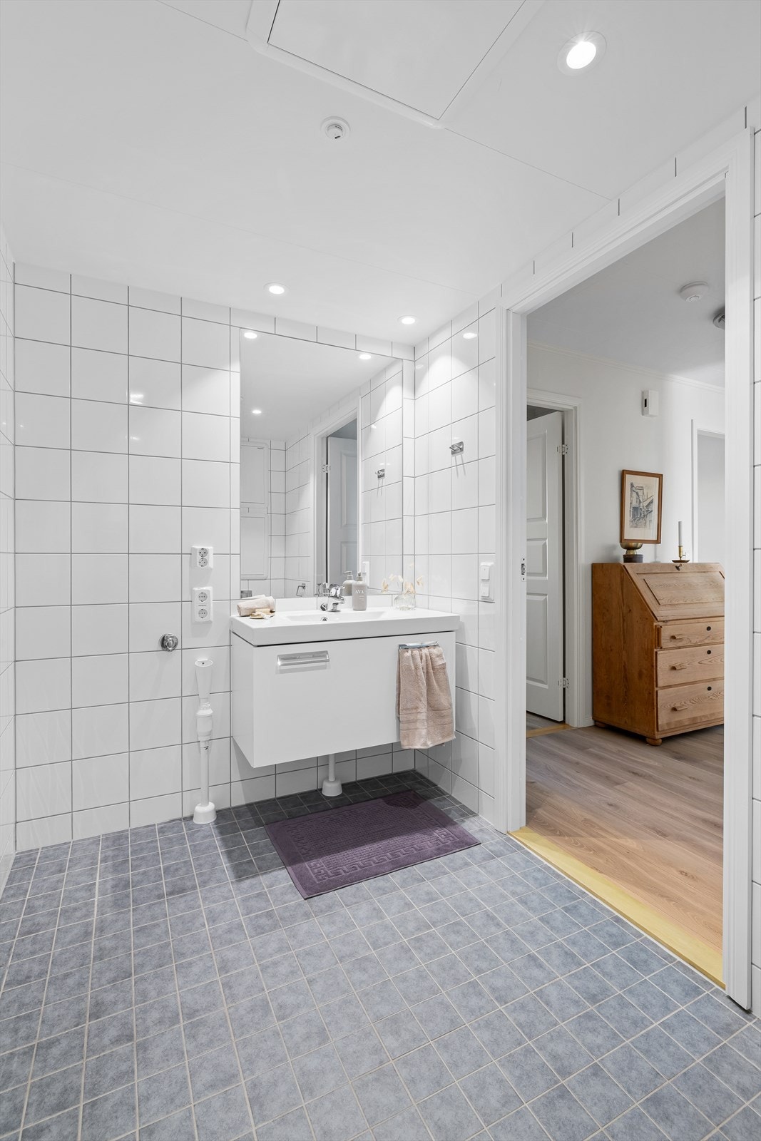 Det er et pent og delikat baderom fra byggeår, med fliser på gulv og vegger. Galleribilde